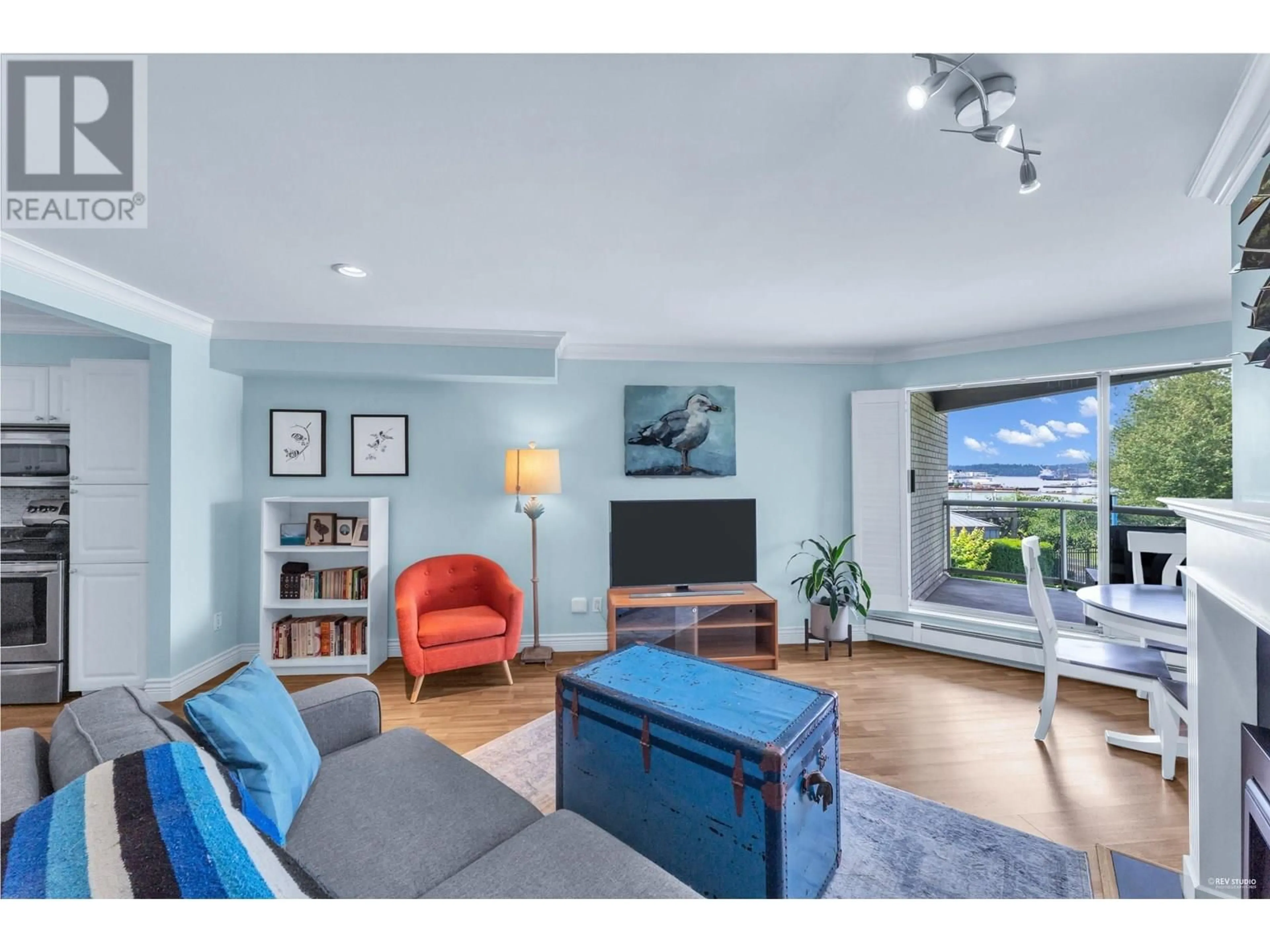Living room with furniture, wood/laminate floor for 3208 - 33 CHESTERFIELD PLACE, North Vancouver British Columbia V7M3K4