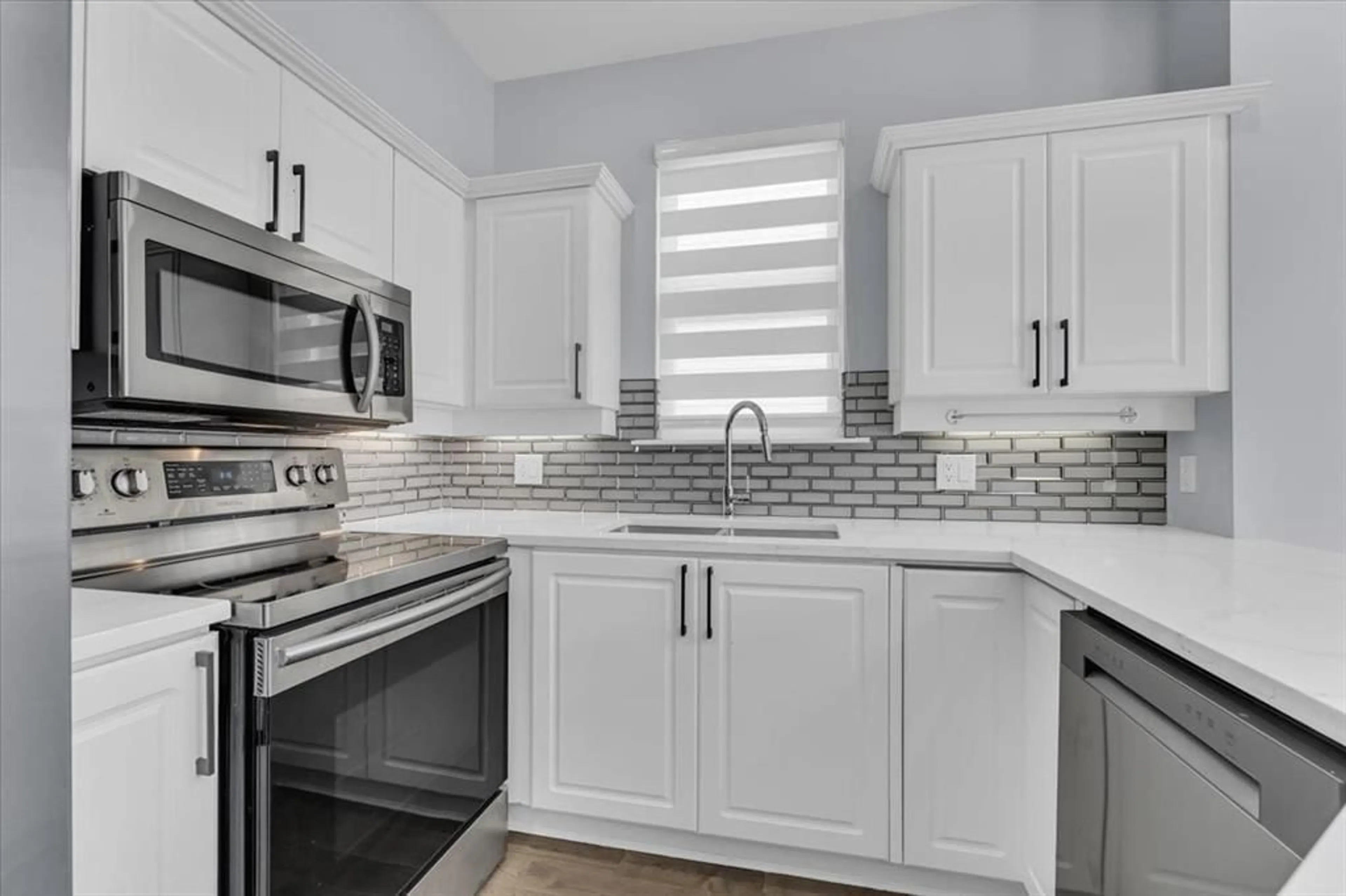 Open concept kitchen, ceramic/tile floor for 14852 58, Surrey British Columbia V3S8W4