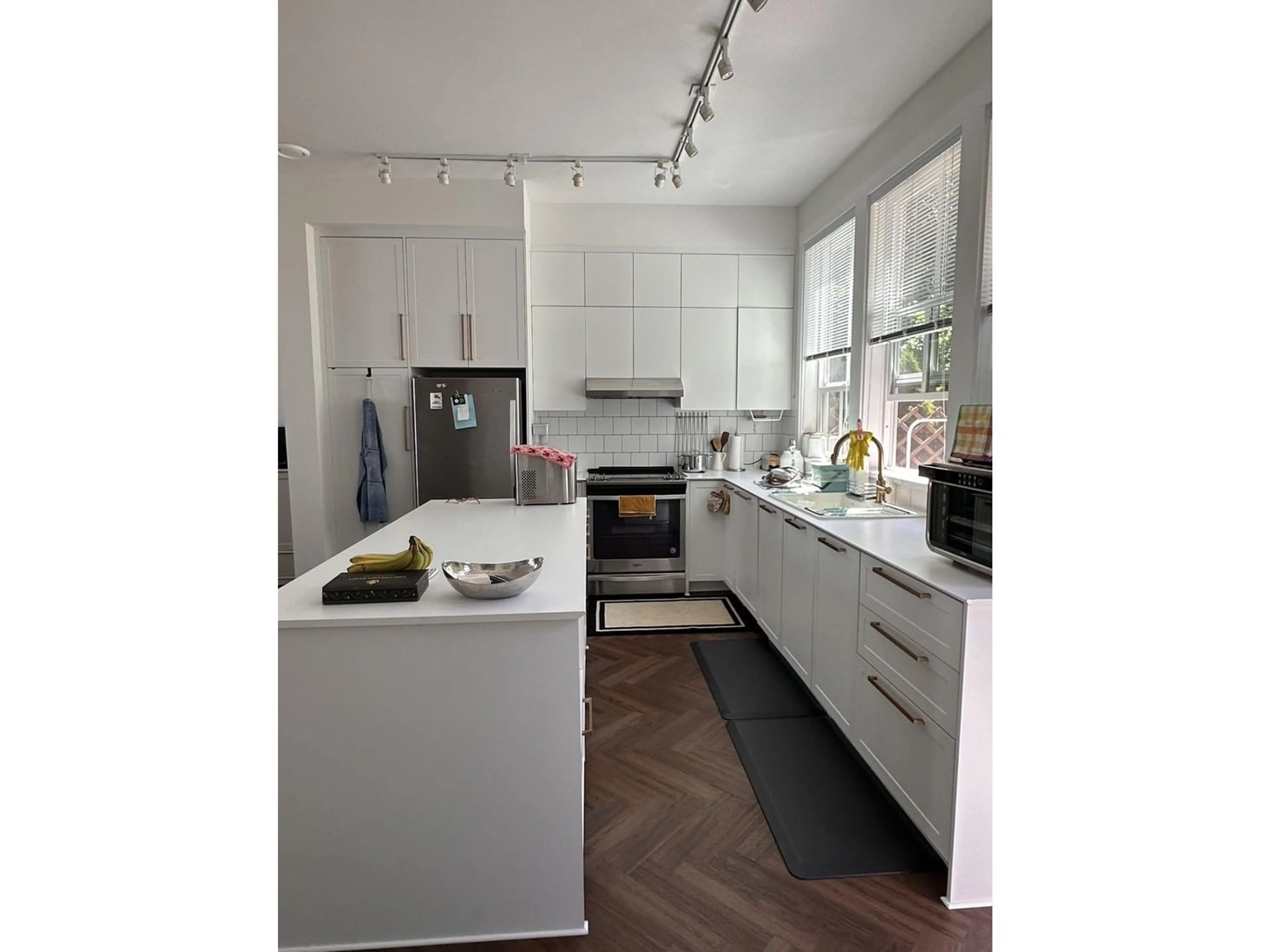 Contemporary kitchen, unknown for 64 - 15828 27TH, Surrey British Columbia V3Z0X4
