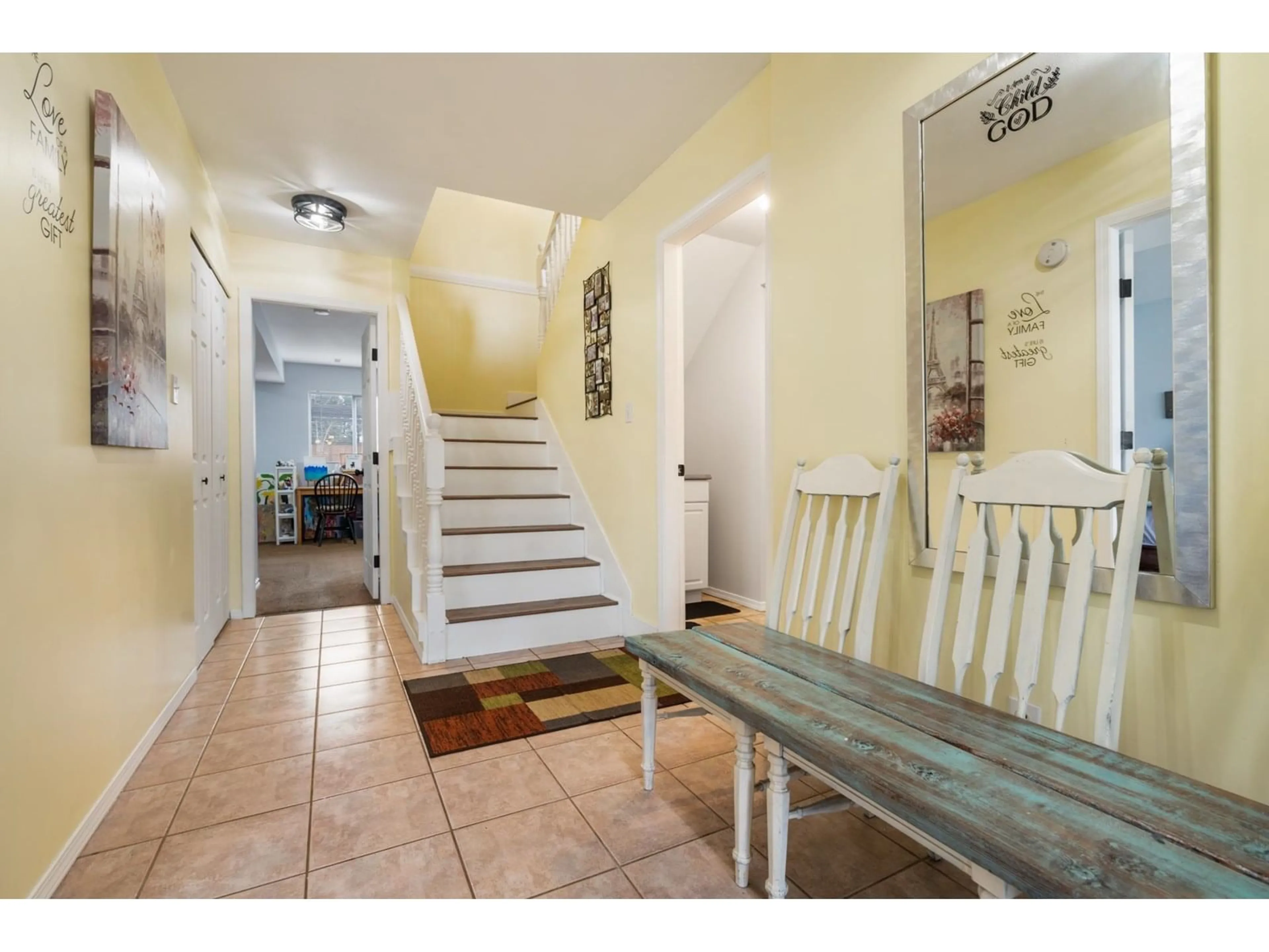 Indoor foyer for 46438 FERGUSON PLACE, Chilliwack British Columbia V2R5L6