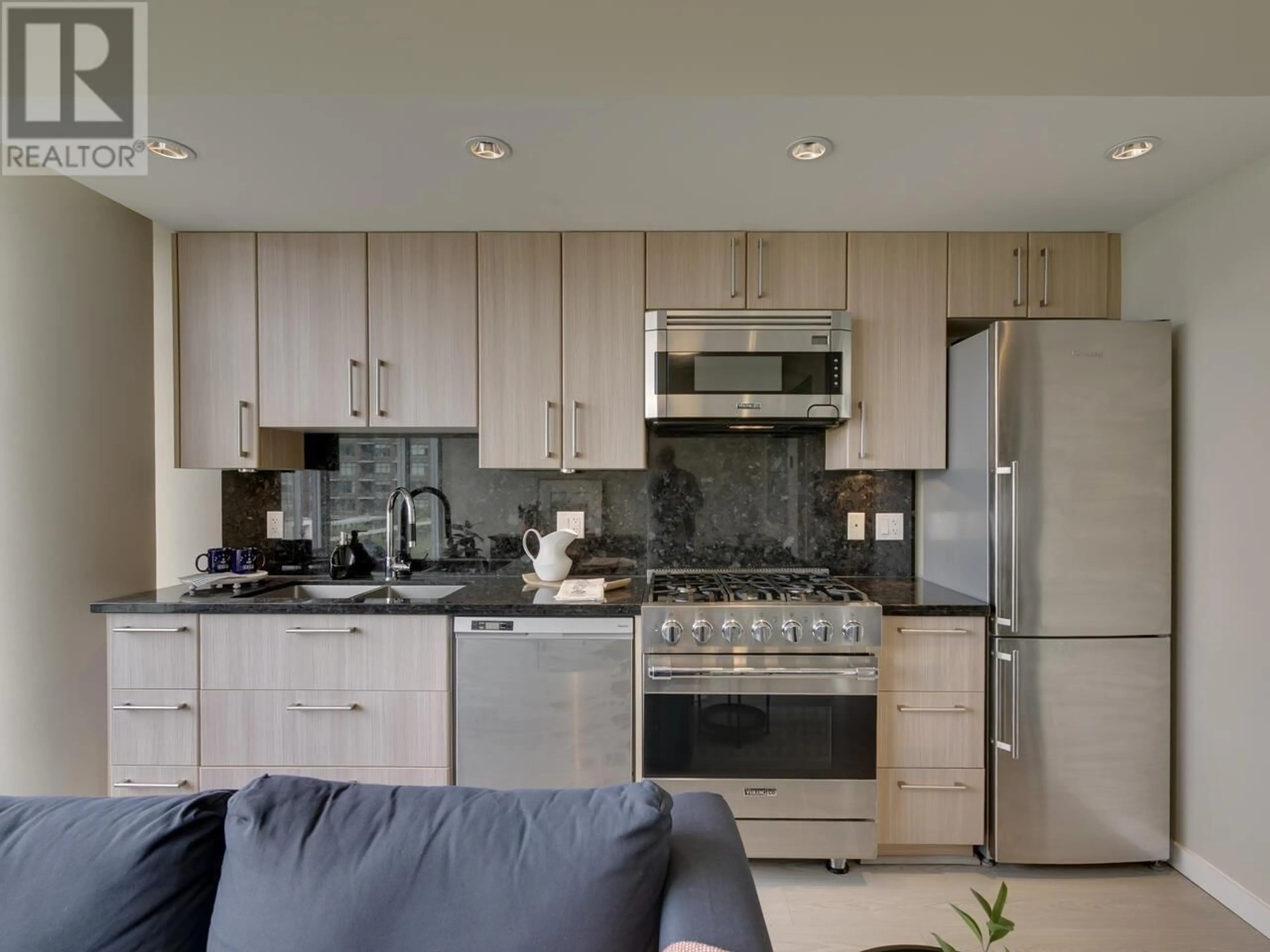 Open concept kitchen, ceramic/tile floor for 809 - 138 1ST AVENUE, Vancouver British Columbia V5Y0H5