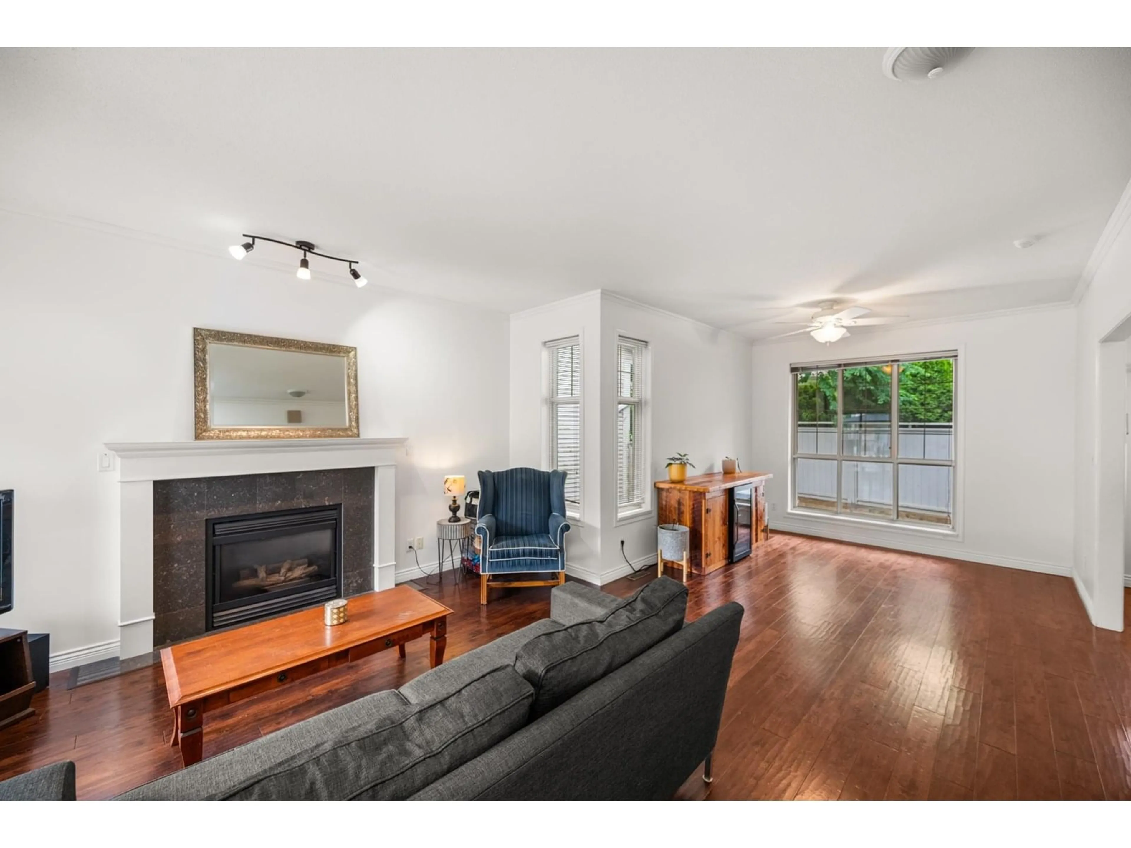 Living room with furniture, wood/laminate floor for 15 - 8675 209, Langley British Columbia V1M3W6