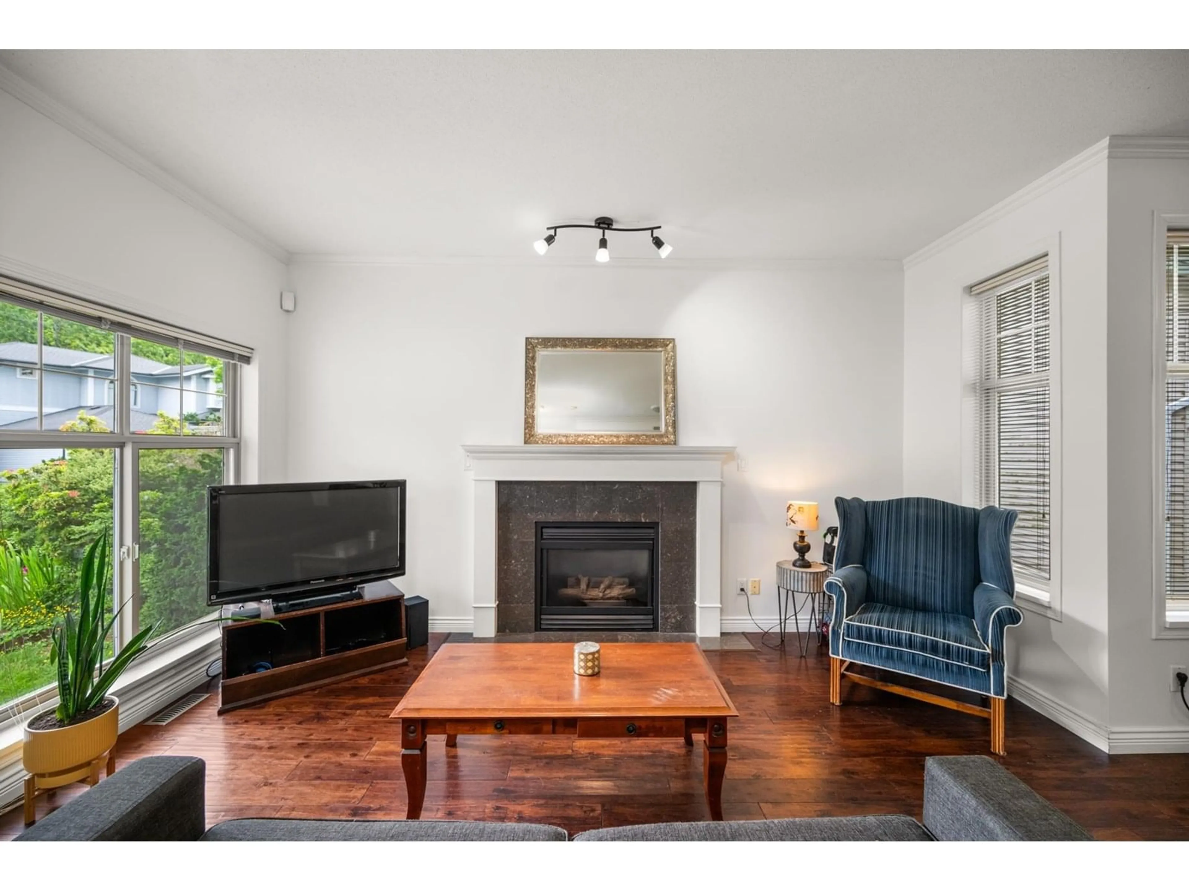 Living room with furniture, wood/laminate floor for 15 - 8675 209, Langley British Columbia V1M3W6