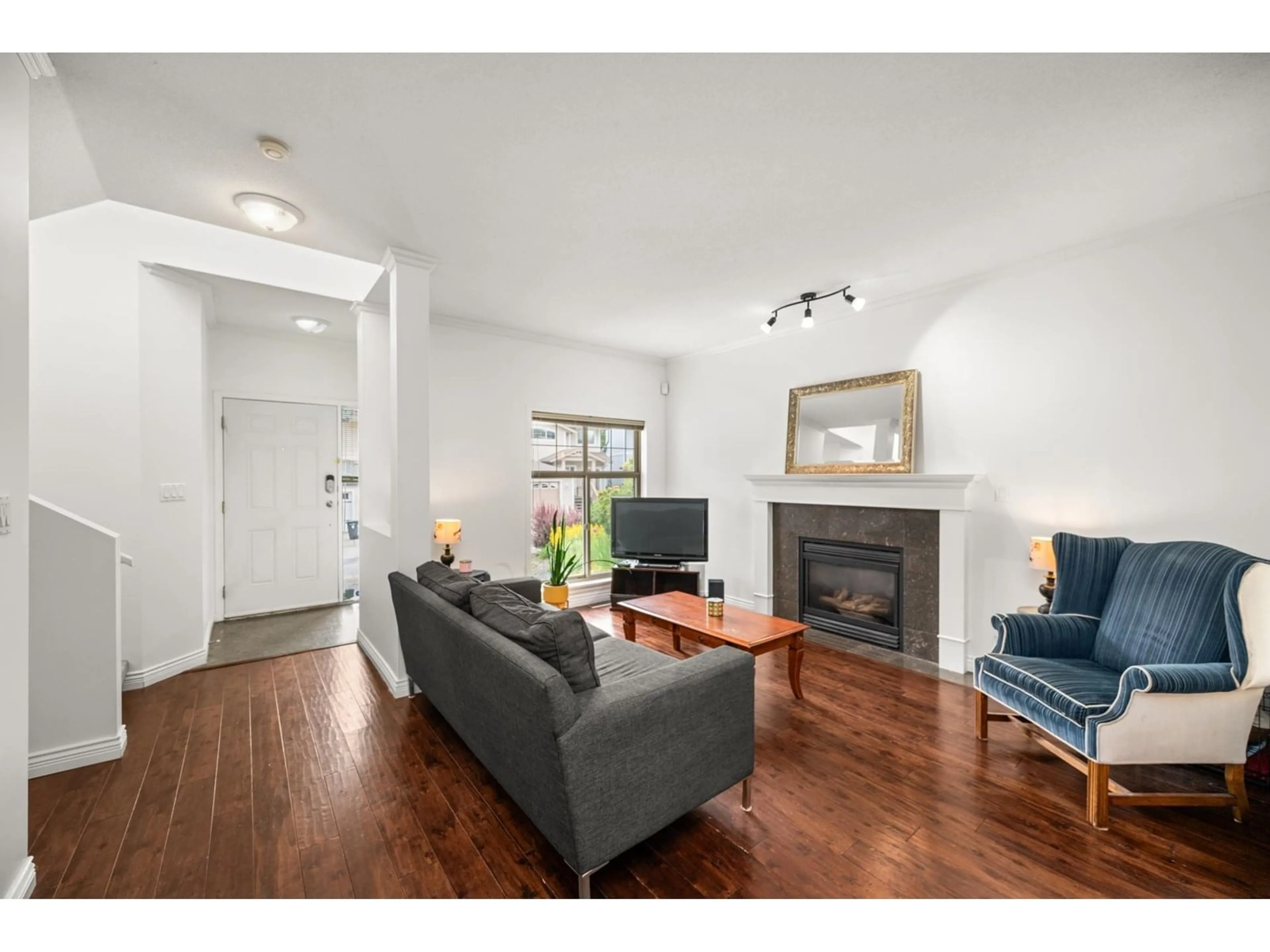 Living room with furniture, wood/laminate floor for 15 - 8675 209, Langley British Columbia V1M3W6