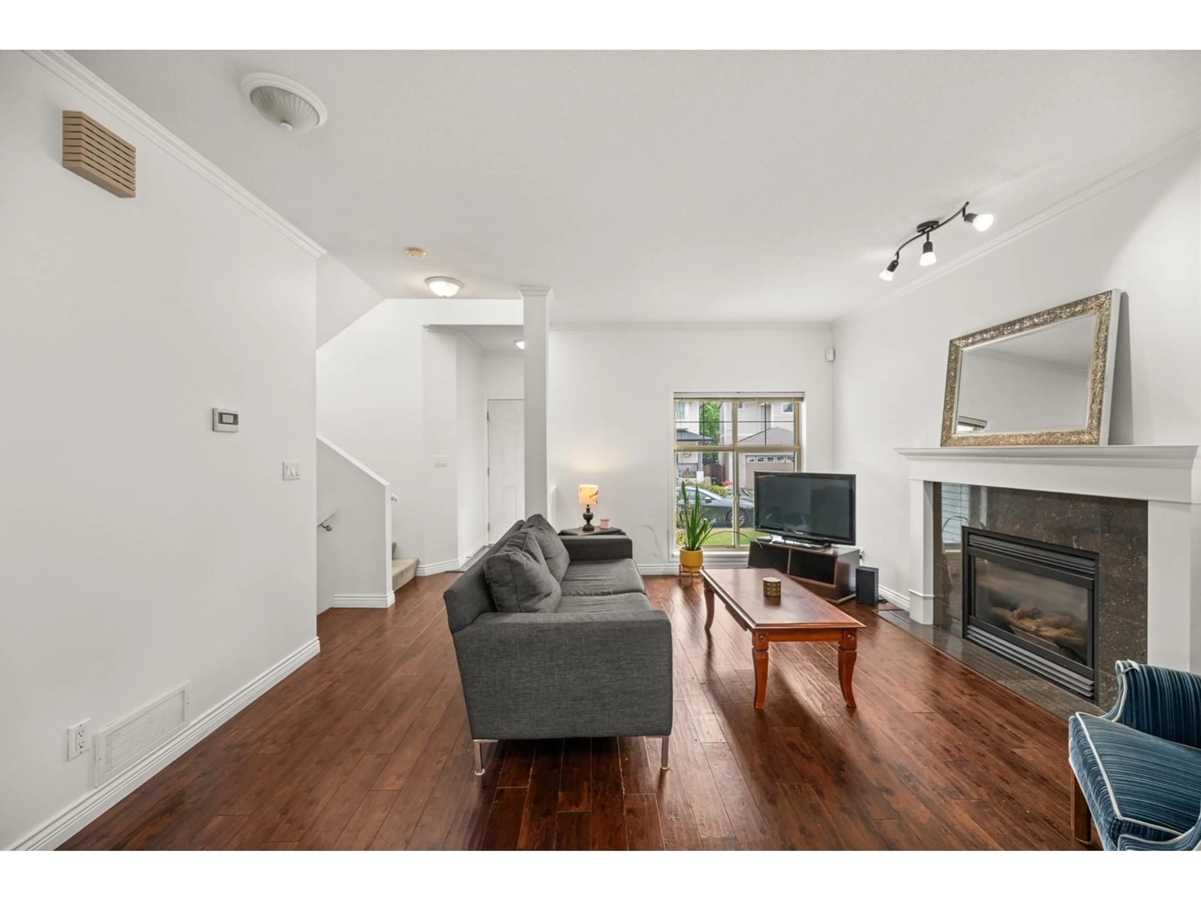 Living room with furniture, wood/laminate floor for 15 - 8675 209, Langley British Columbia V1M3W6