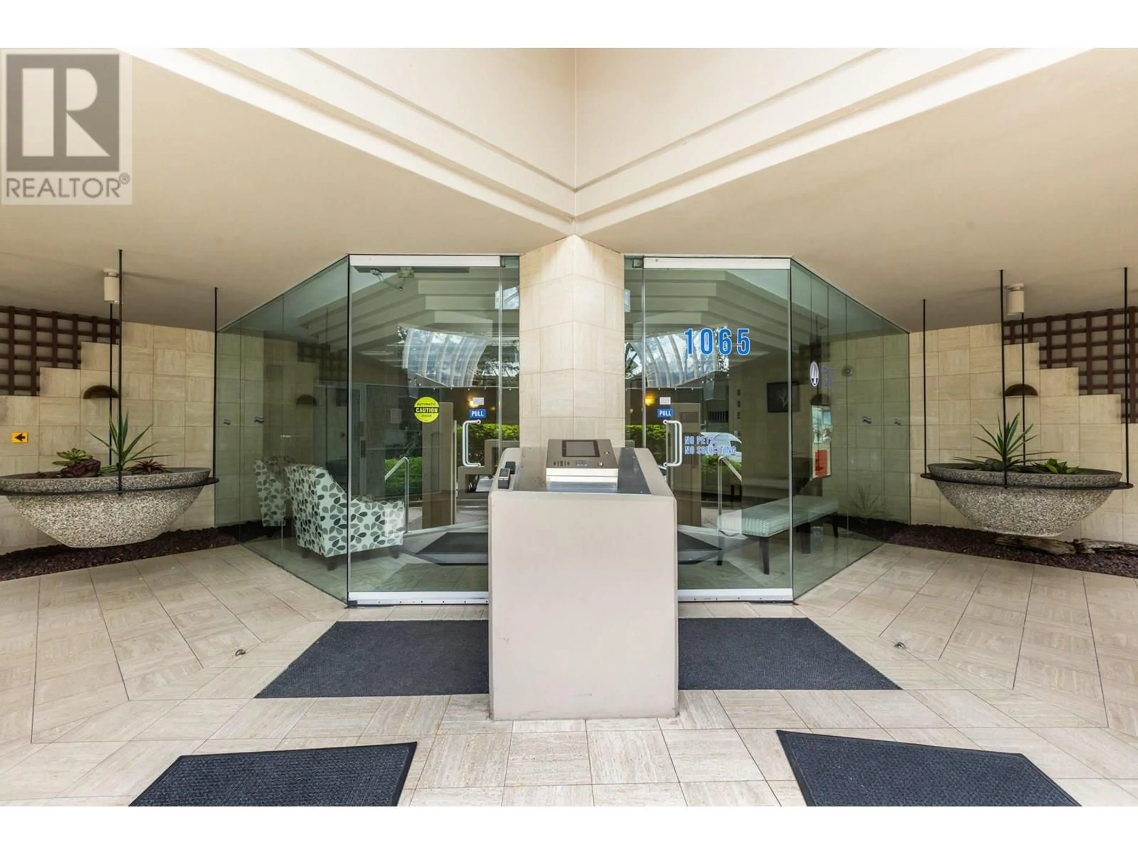 Indoor foyer for 905 - 1065 QUAYSIDE DRIVE, New Westminster British Columbia V3M1C5