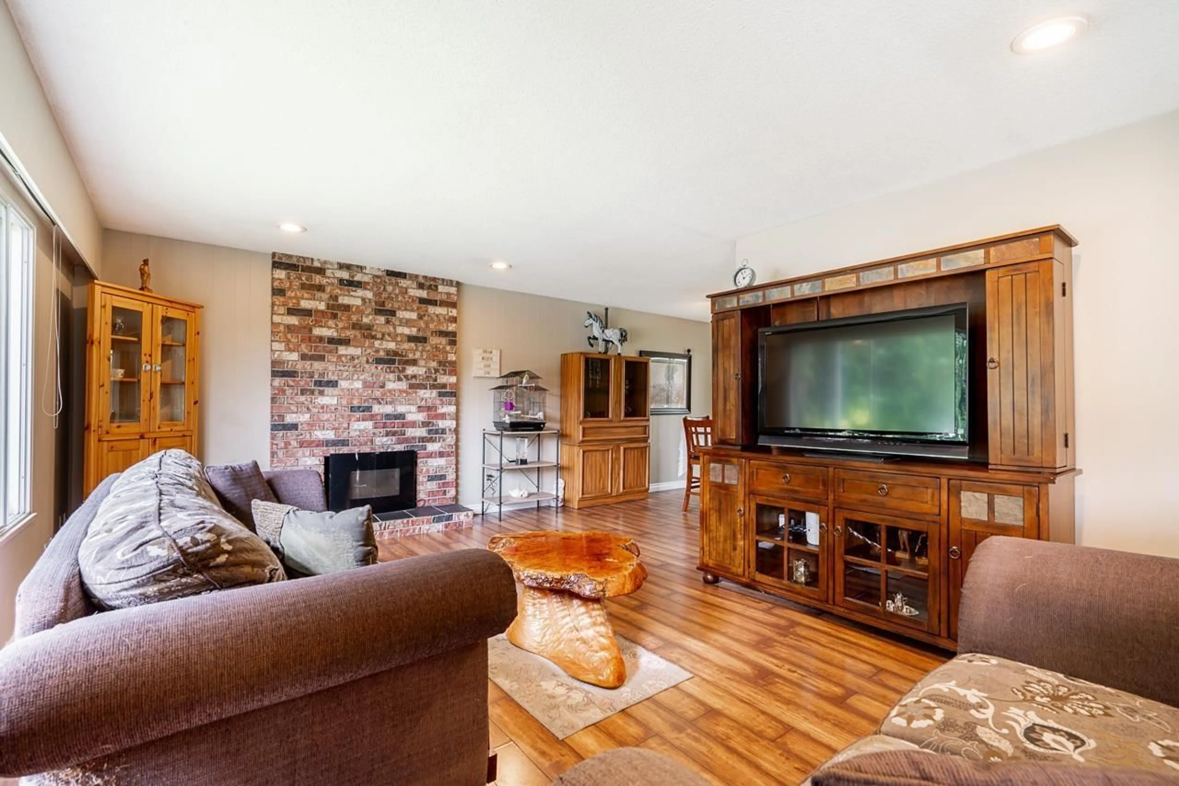 Living room with furniture, wood/laminate floor for 5760 ABBEY, Delta British Columbia V4E2K6