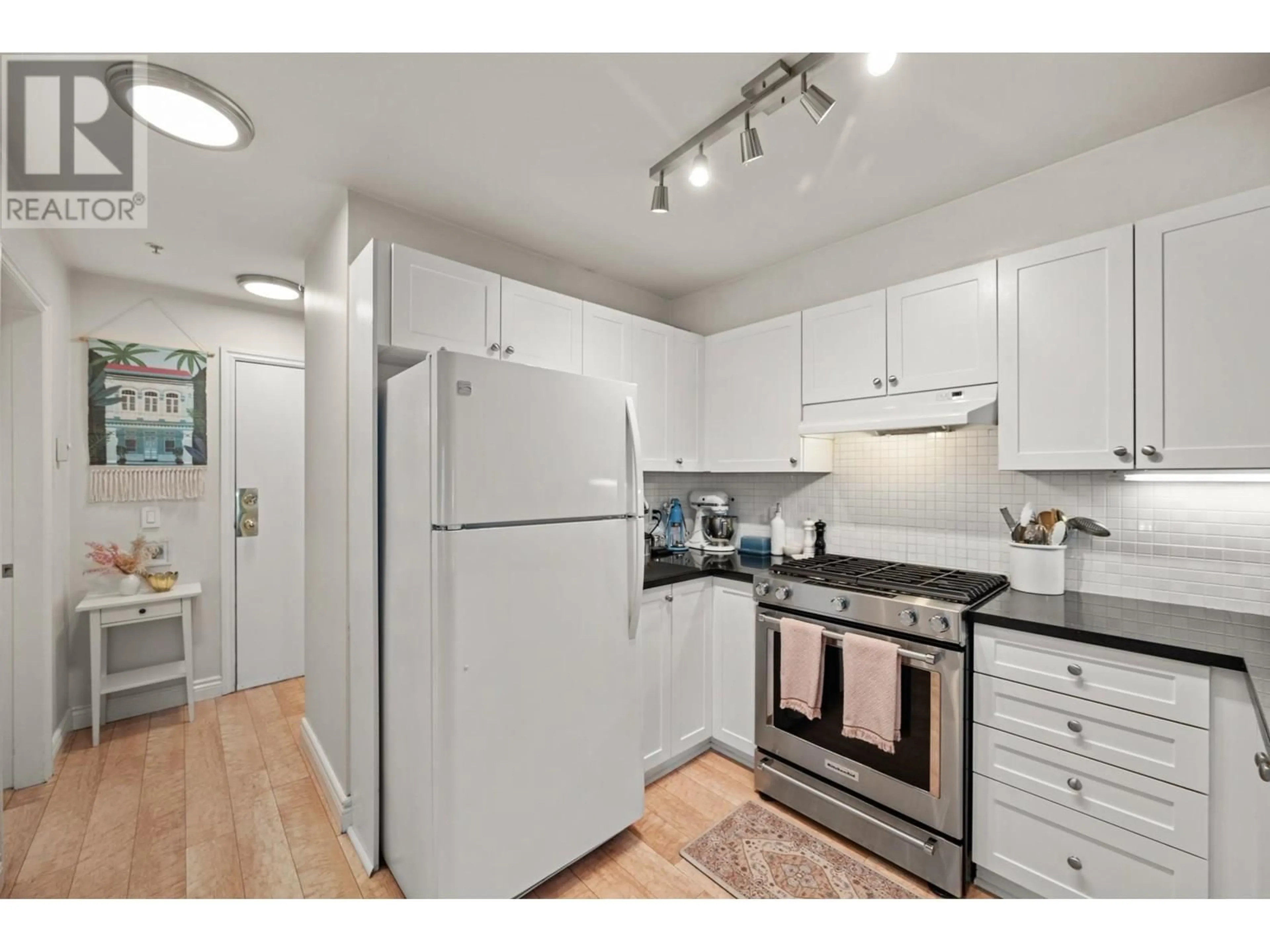 Standard kitchen, unknown for 206 - 688 16TH AVENUE, Vancouver British Columbia V5T2V4