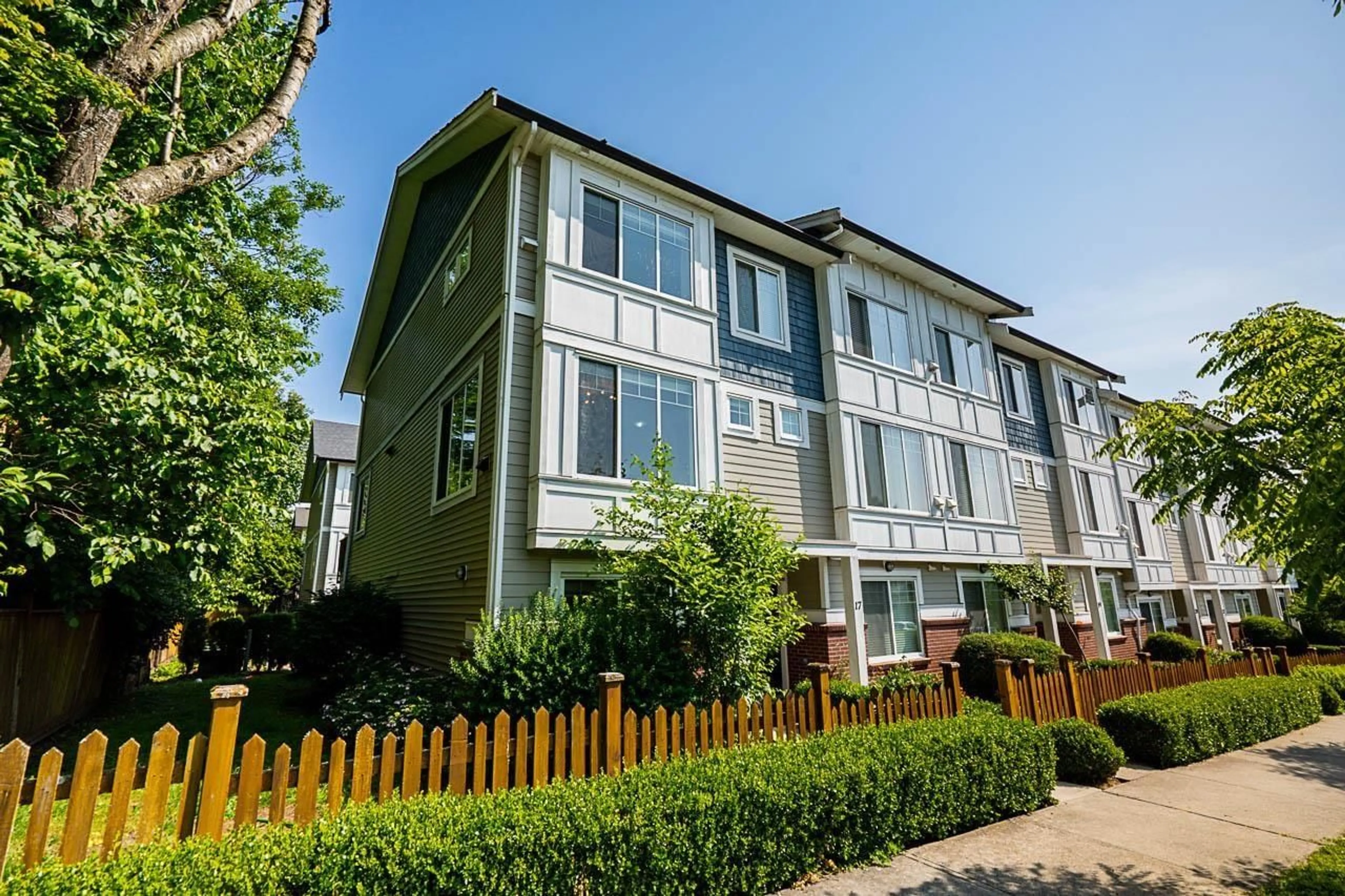 Home with vinyl exterior material, building for 16 - 8747 162, Surrey British Columbia V4N6R1