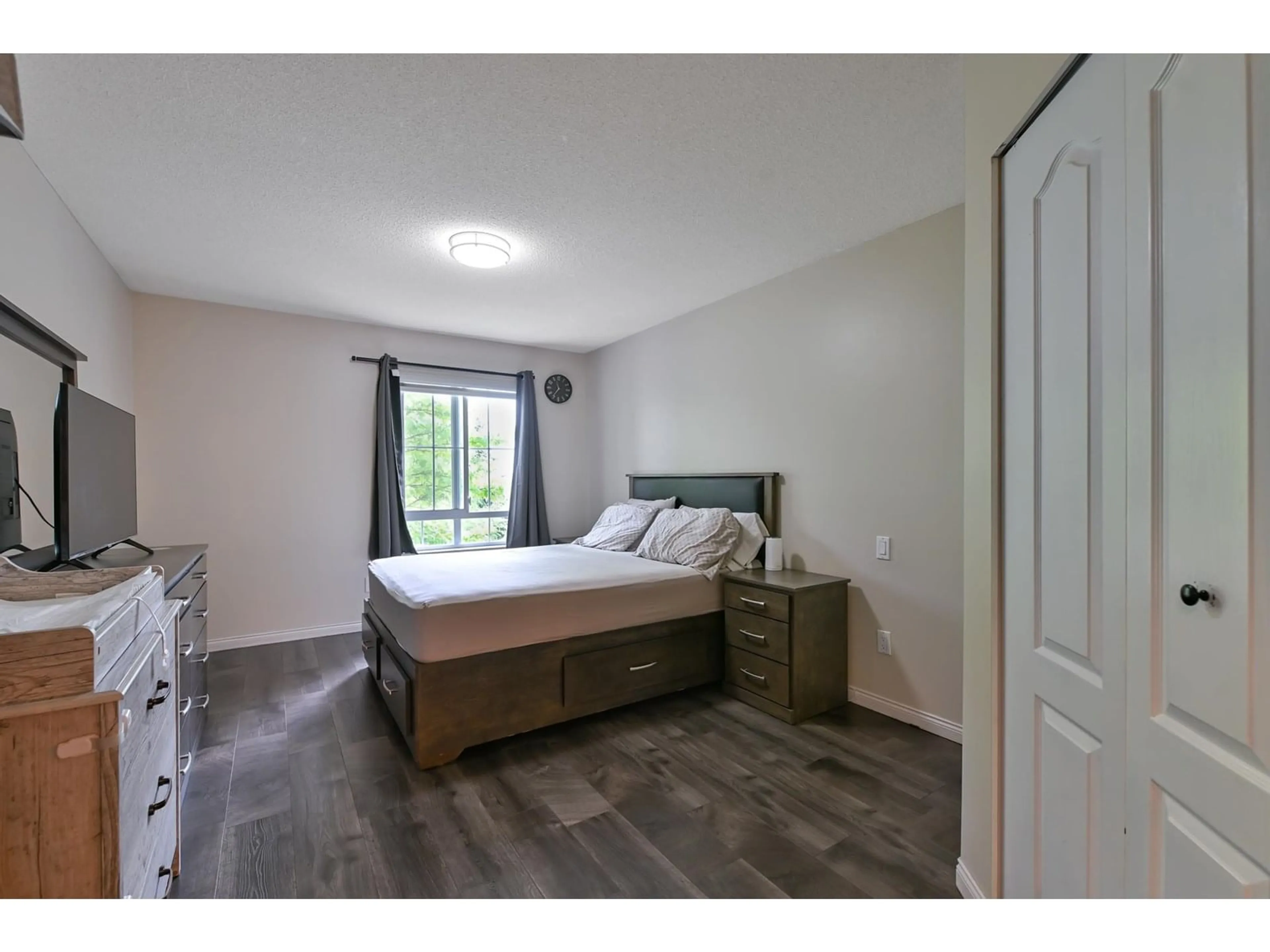 Bedroom with bed, wood/laminate floor for 230 - 19528 FRASER, Langley British Columbia V3S8P4