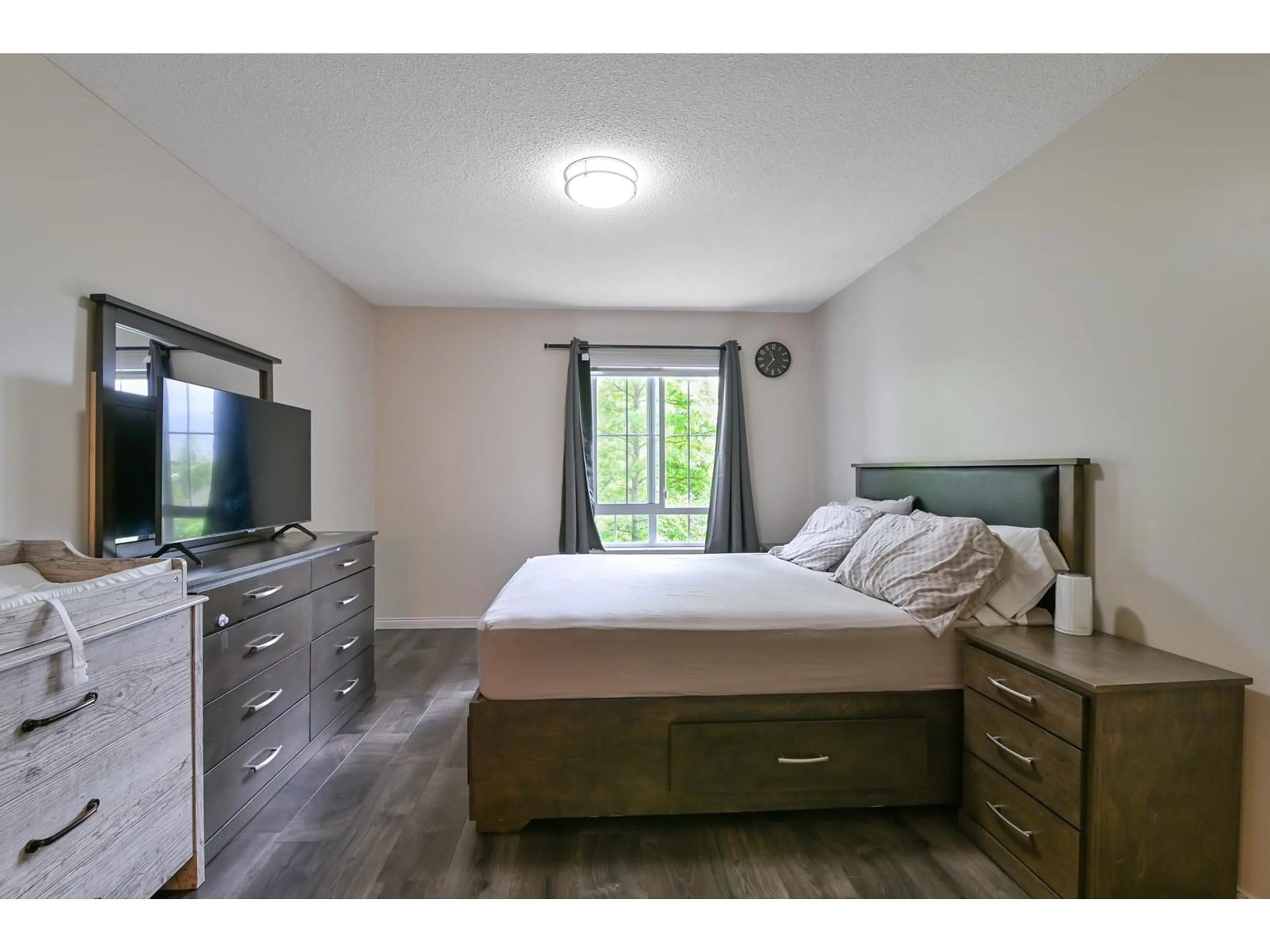 Bedroom with bed, wood/laminate floor for 230 - 19528 FRASER, Langley British Columbia V3S8P4