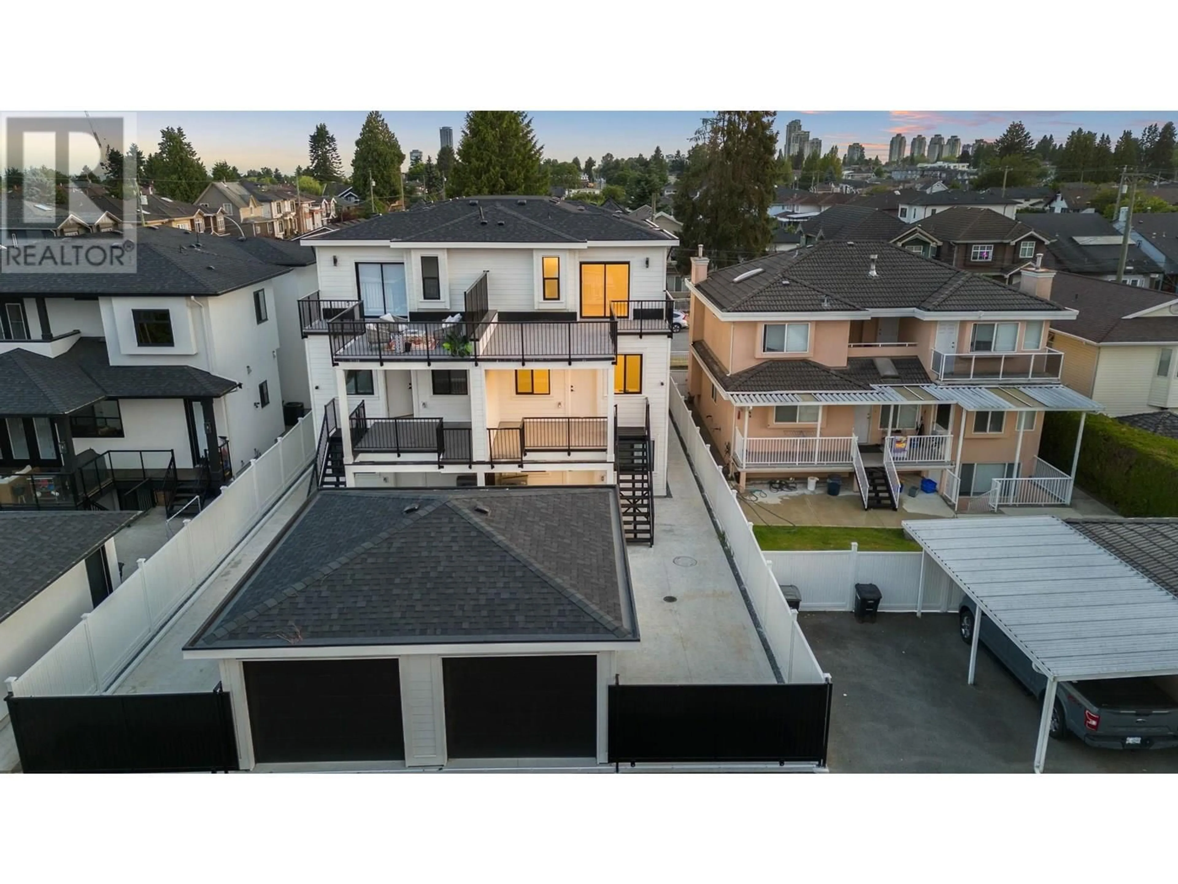 A pic from outside/outdoor area/front of a property/back of a property/a pic from drone, city buildings view from balcony for 7586 2ND STREET, Burnaby British Columbia V3N3R6