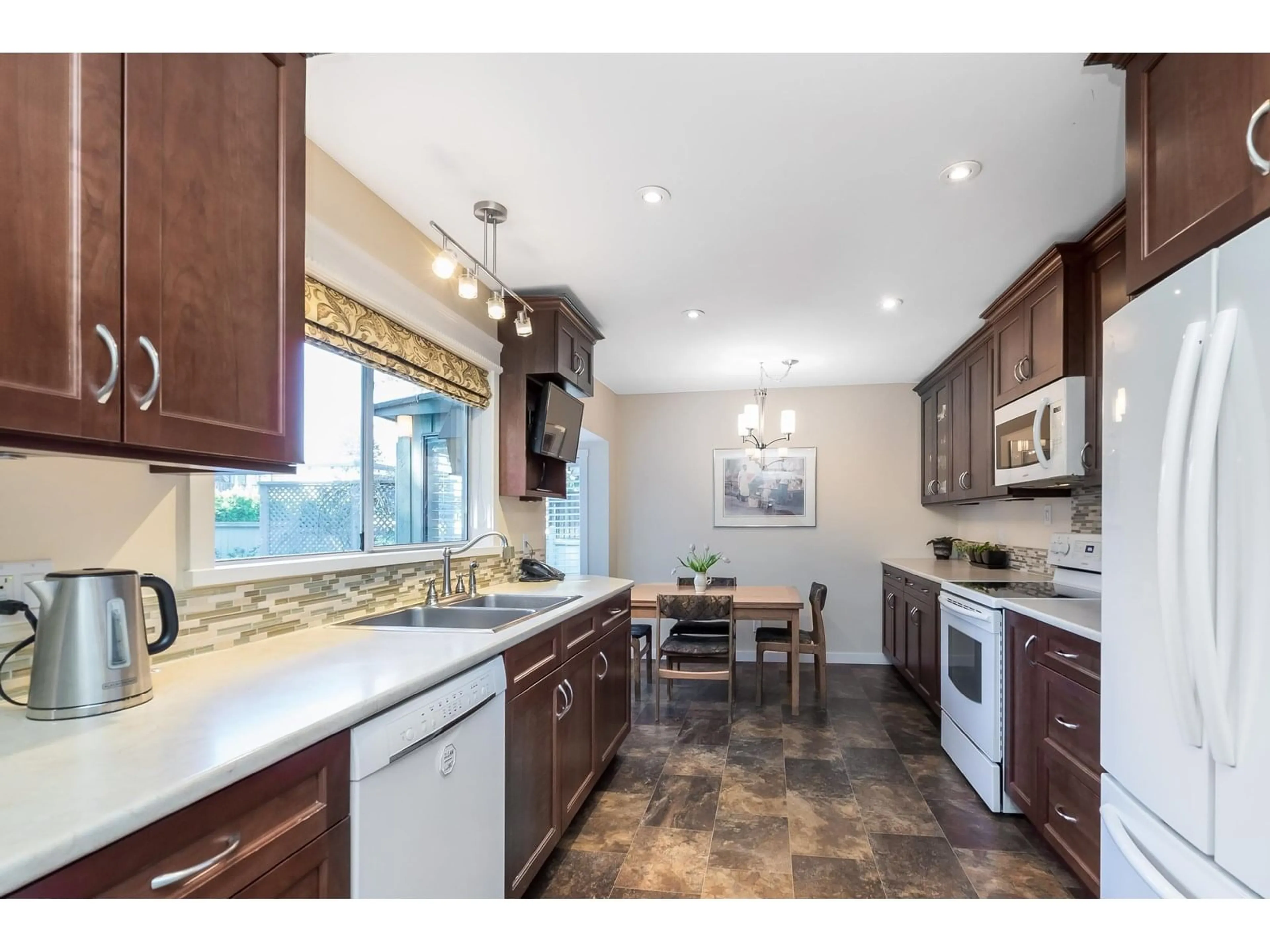 Open concept kitchen, unknown for 11564 97, Surrey British Columbia V3V2B6