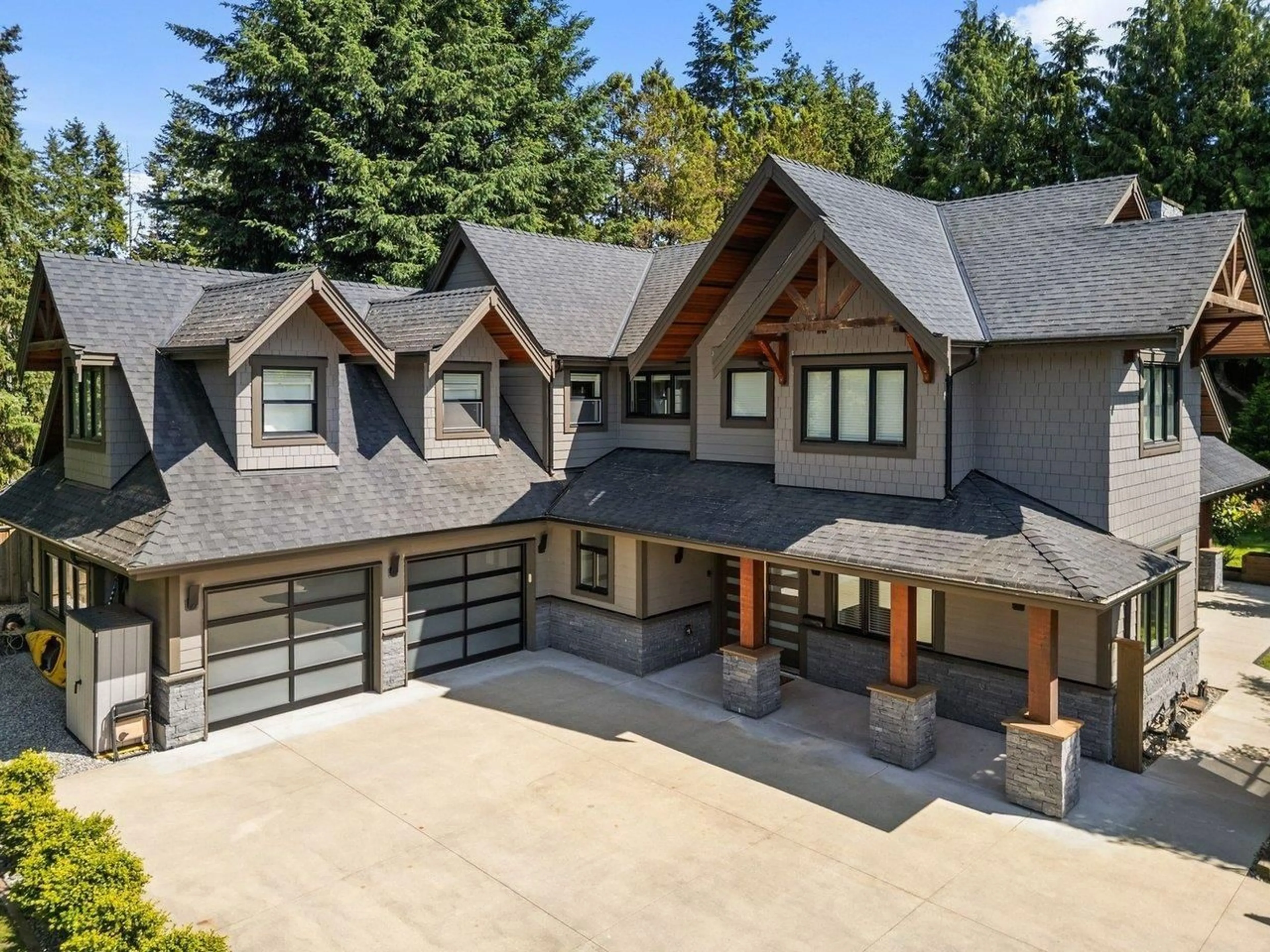 A pic from outside/outdoor area/front of a property/back of a property/a pic from drone, street for 20290 40, Langley British Columbia V3A2W9