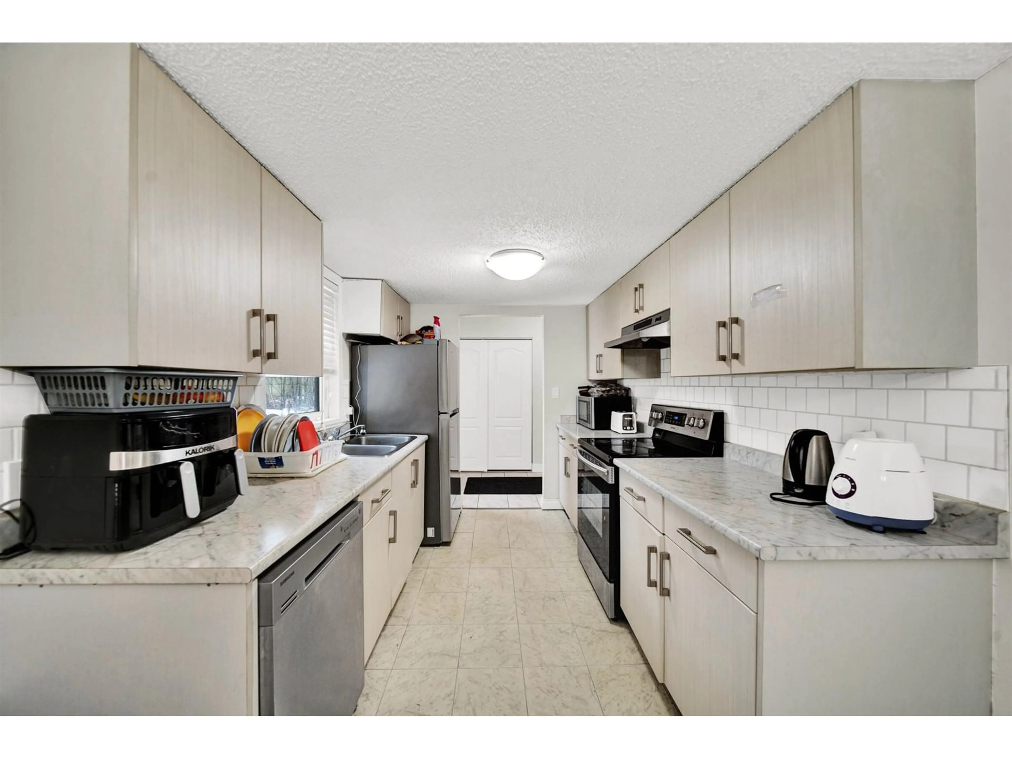 Standard kitchen, ceramic/tile floor for 104 - 13275 70B, Surrey British Columbia V3W7Z2
