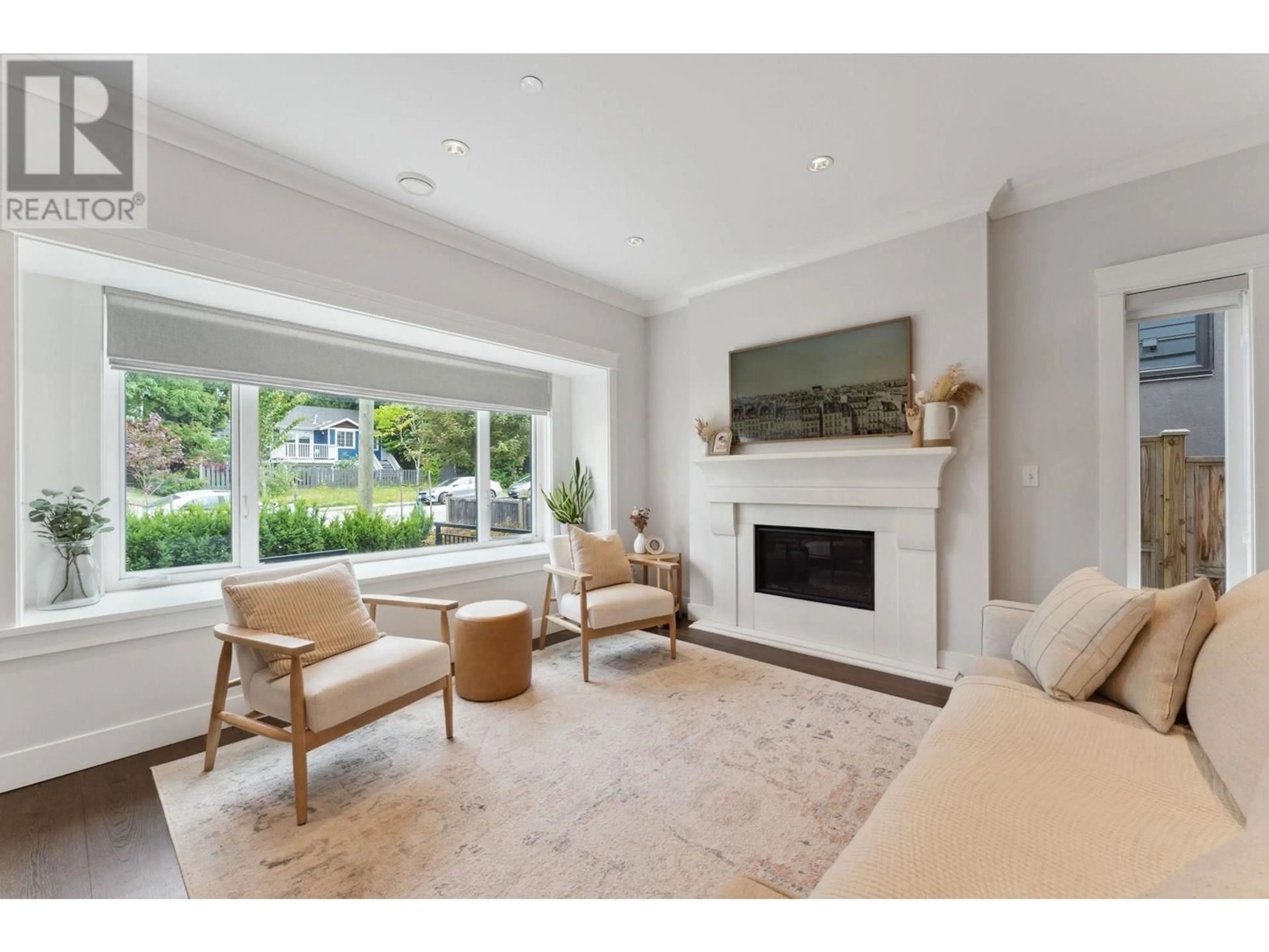 Living room with furniture, unknown for 625 4TH STREET, North Vancouver British Columbia V7L1J9