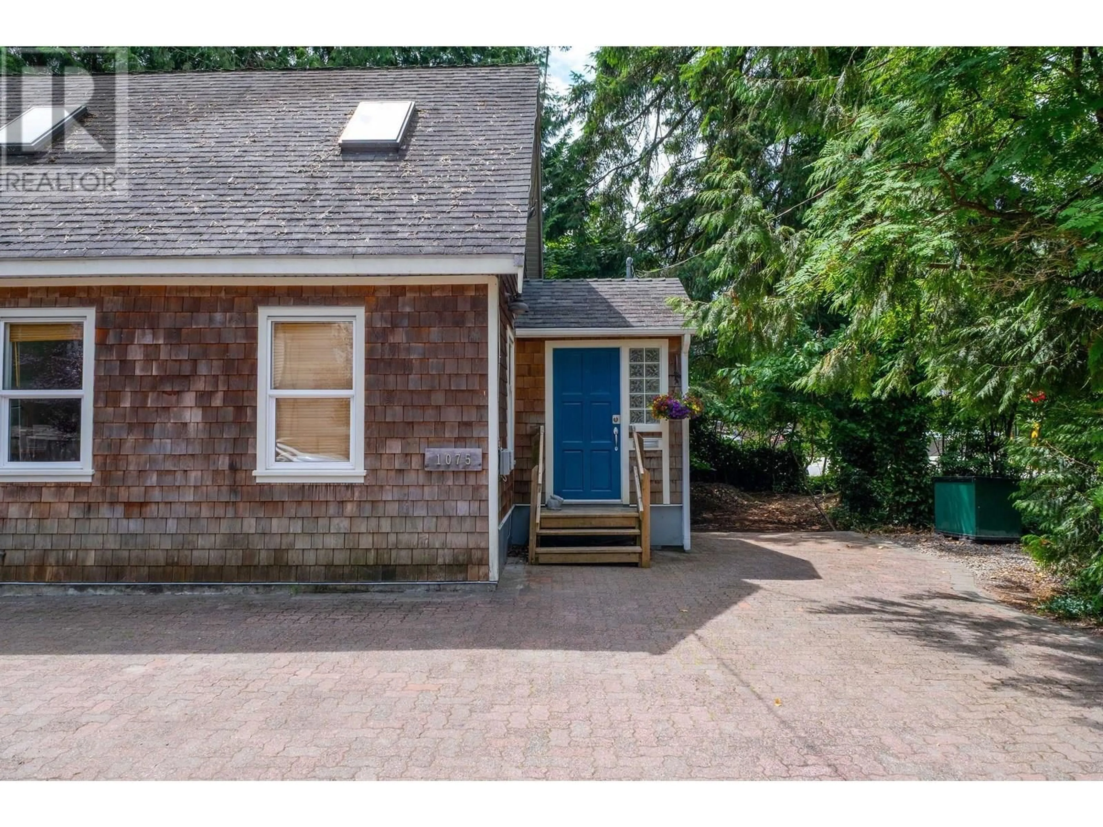 A pic from outside/outdoor area/front of a property/back of a property/a pic from drone, street for 1075 GLADWIN DRIVE, North Vancouver British Columbia V7R1A1