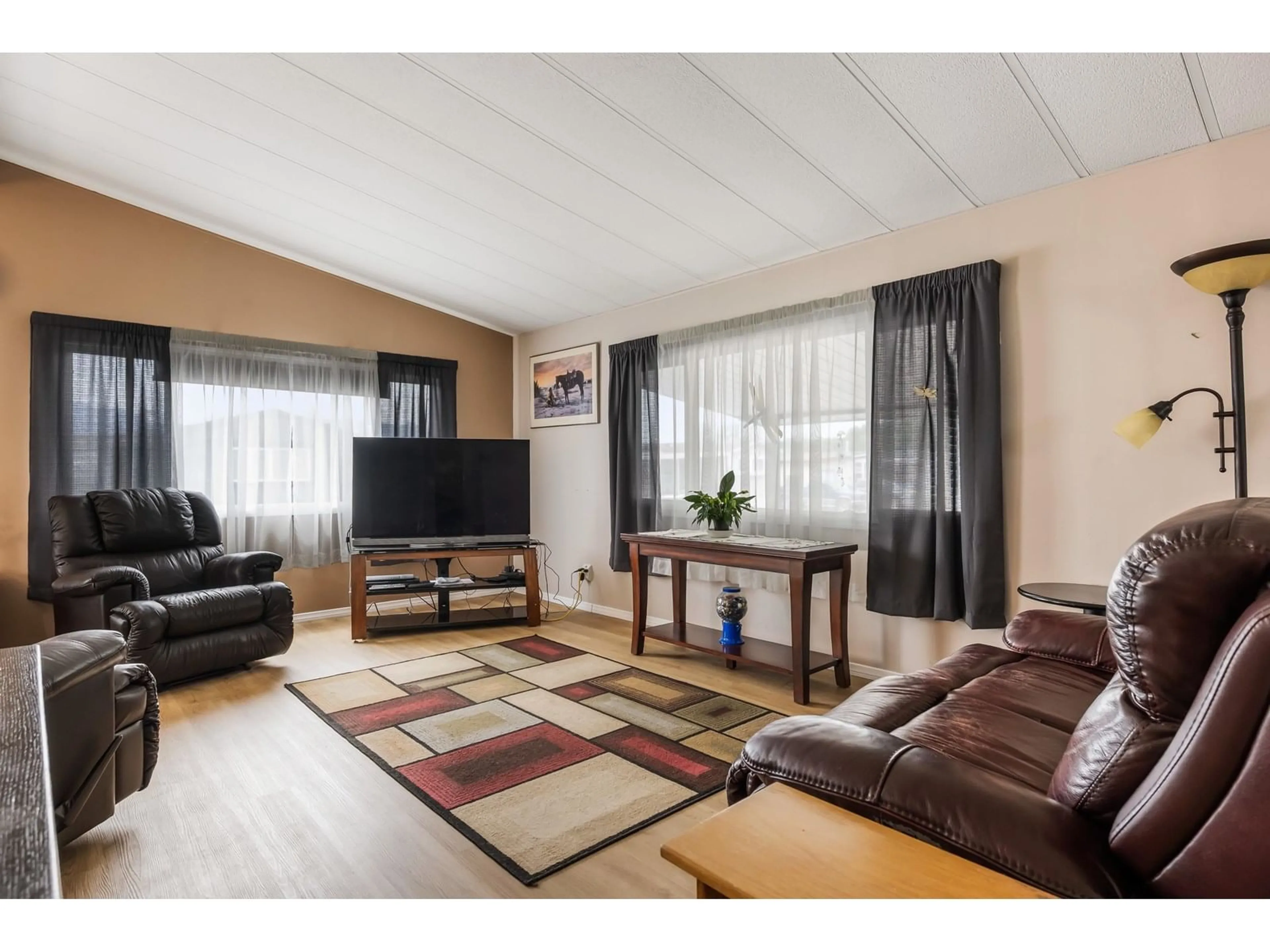 Living room with furniture, wood/laminate floor for 23 - 9055 ASHWELL ROAD, Chilliwack British Columbia V2P7S9