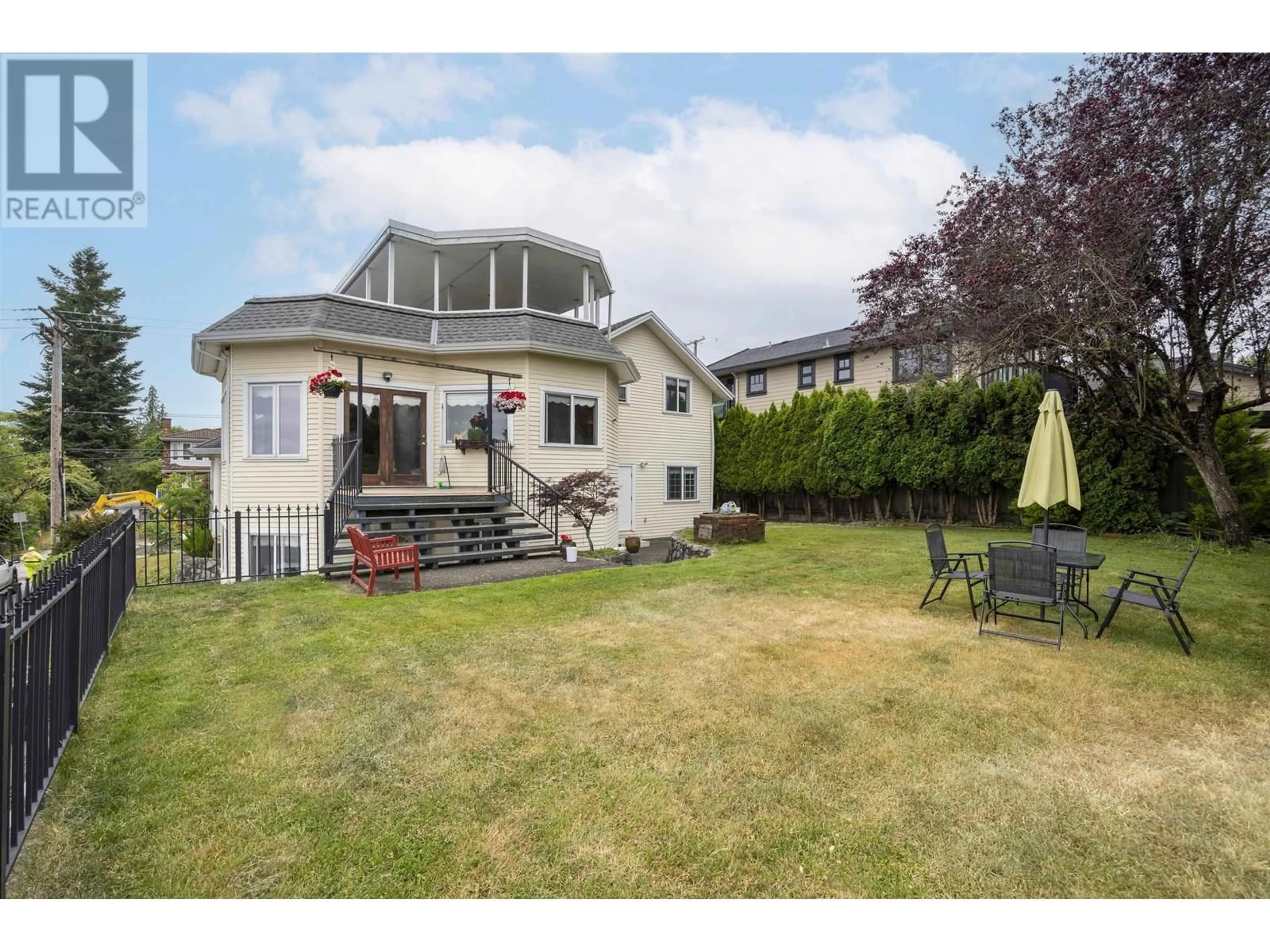 Patio, street for 607 EIGHTEENTH STREET, New Westminster British Columbia V3M4T1