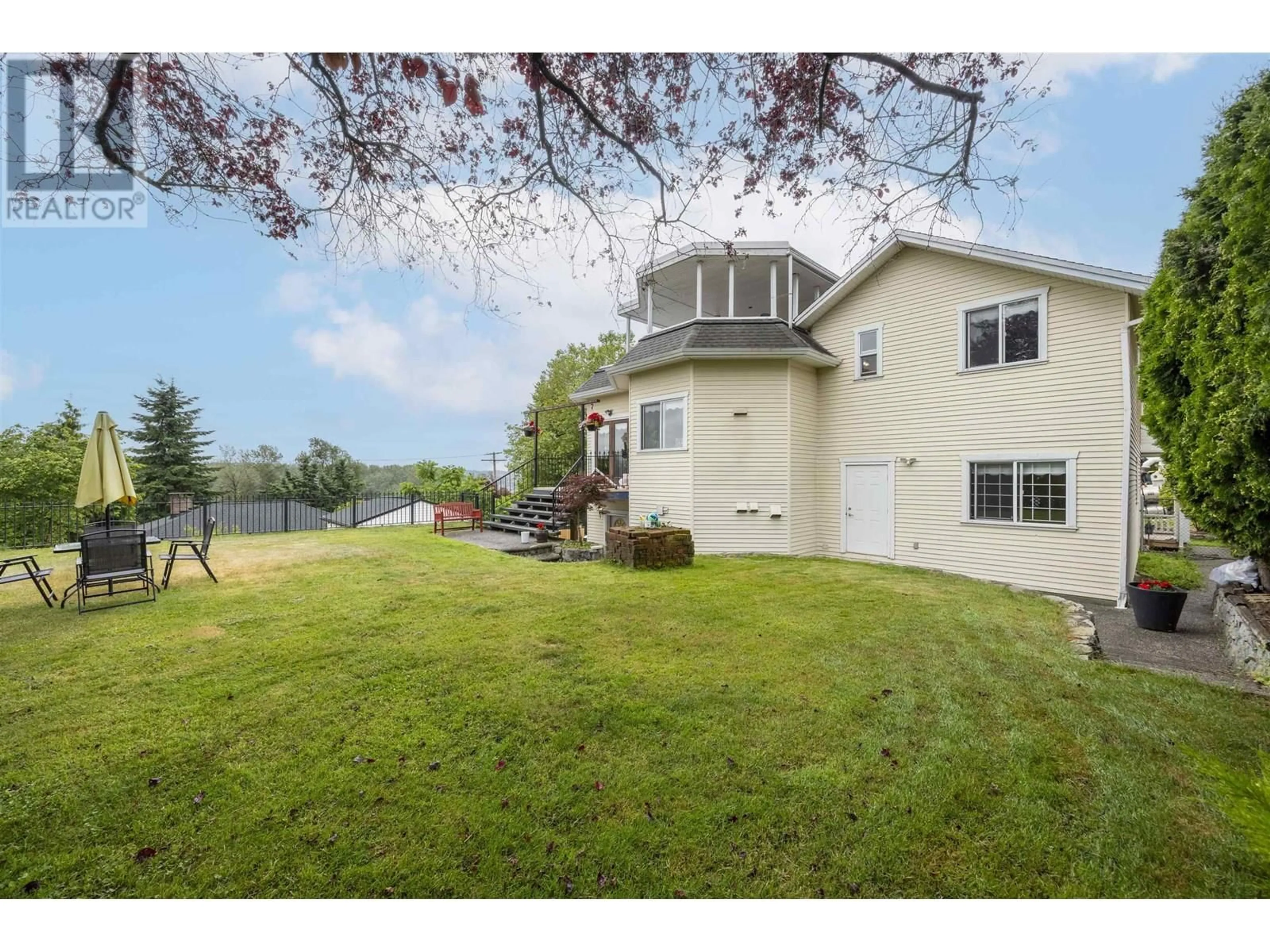 A pic from outside/outdoor area/front of a property/back of a property/a pic from drone, water/lake/river/ocean view for 607 EIGHTEENTH STREET, New Westminster British Columbia V3M4T1