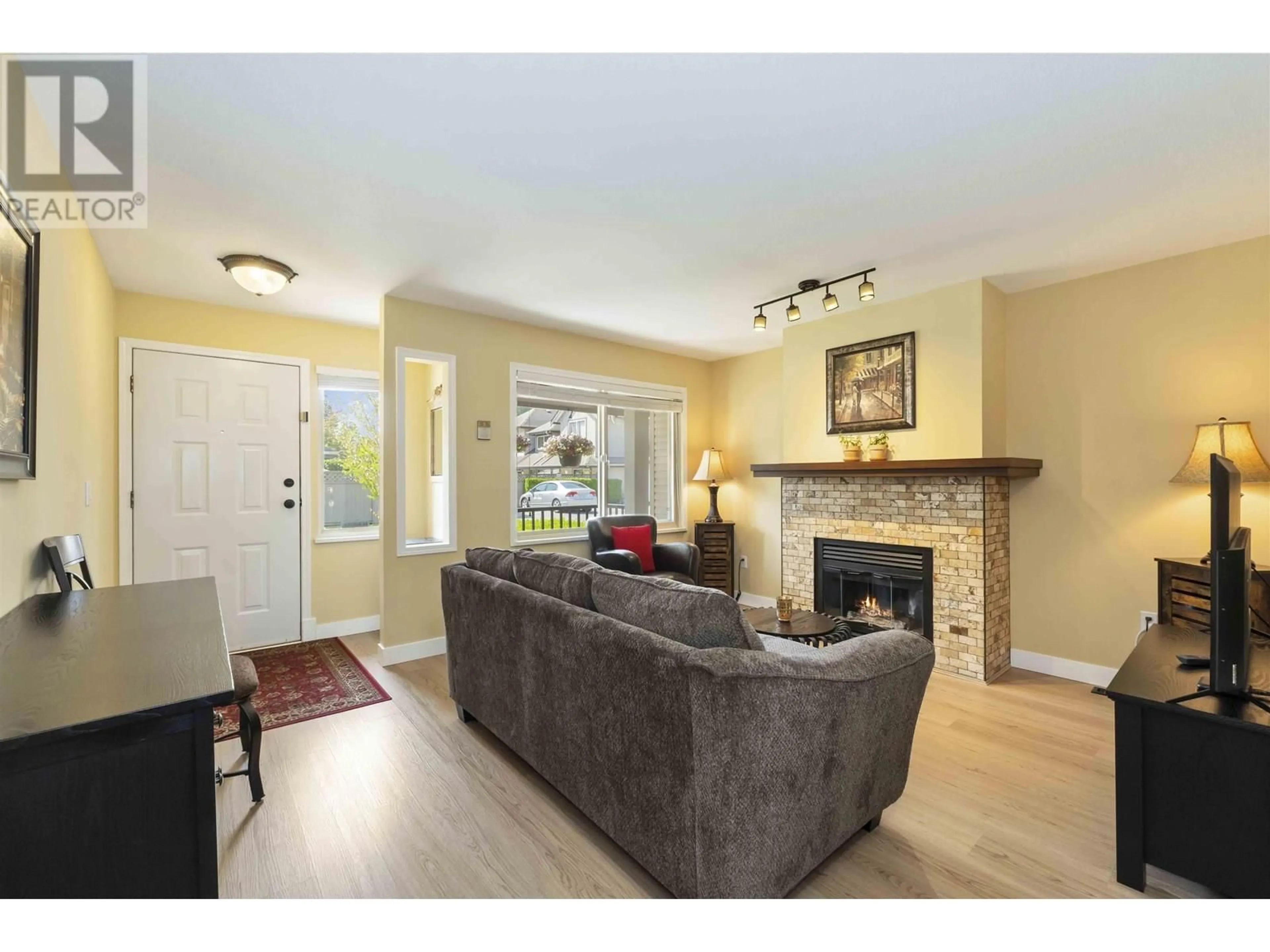 Living room with furniture, wood/laminate floor for 11 - 11860 210 STREET, Maple Ridge British Columbia V2X8A3