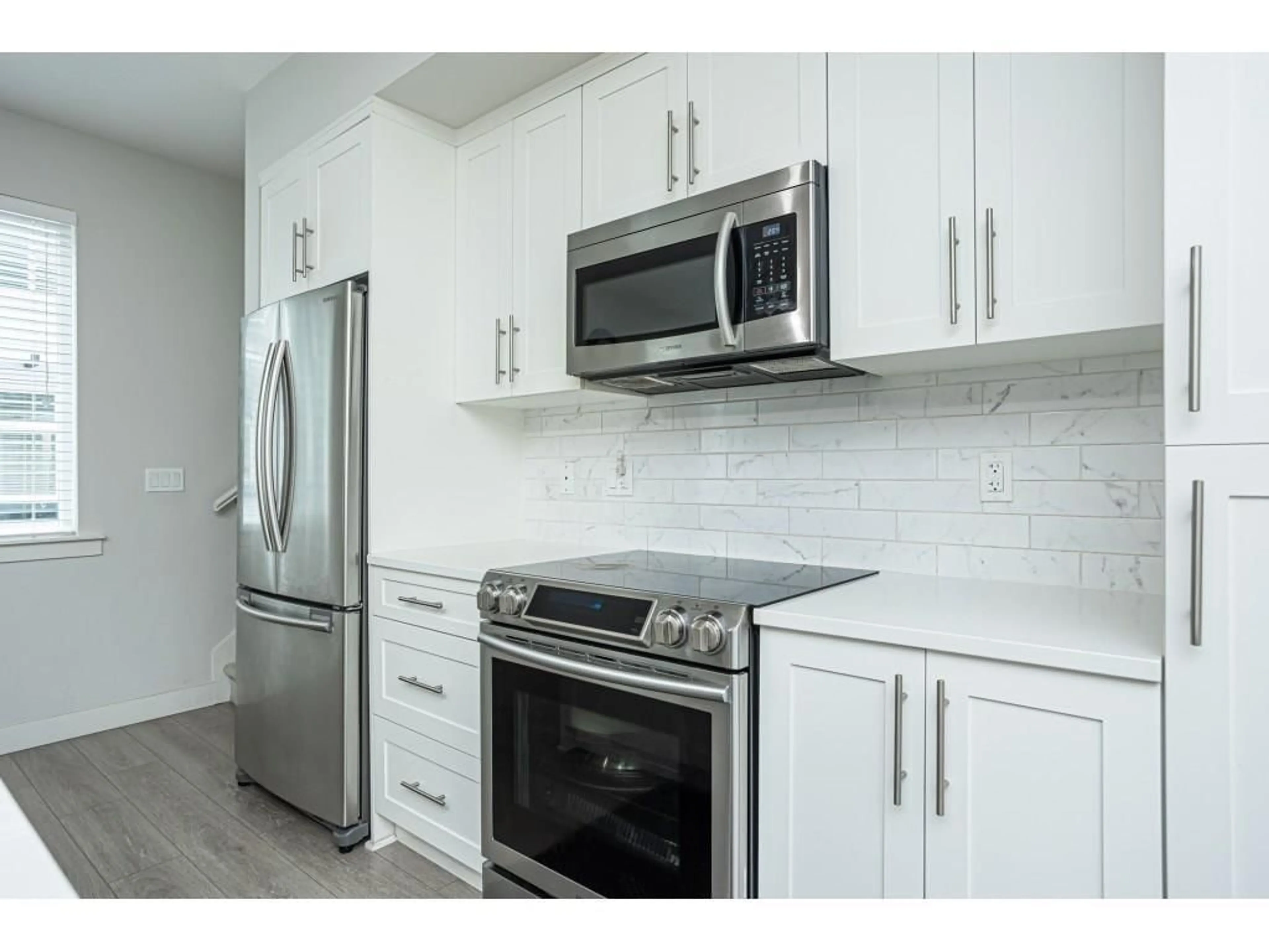 Standard kitchen, unknown for 130 - 6030 142, Surrey British Columbia V3X0J5