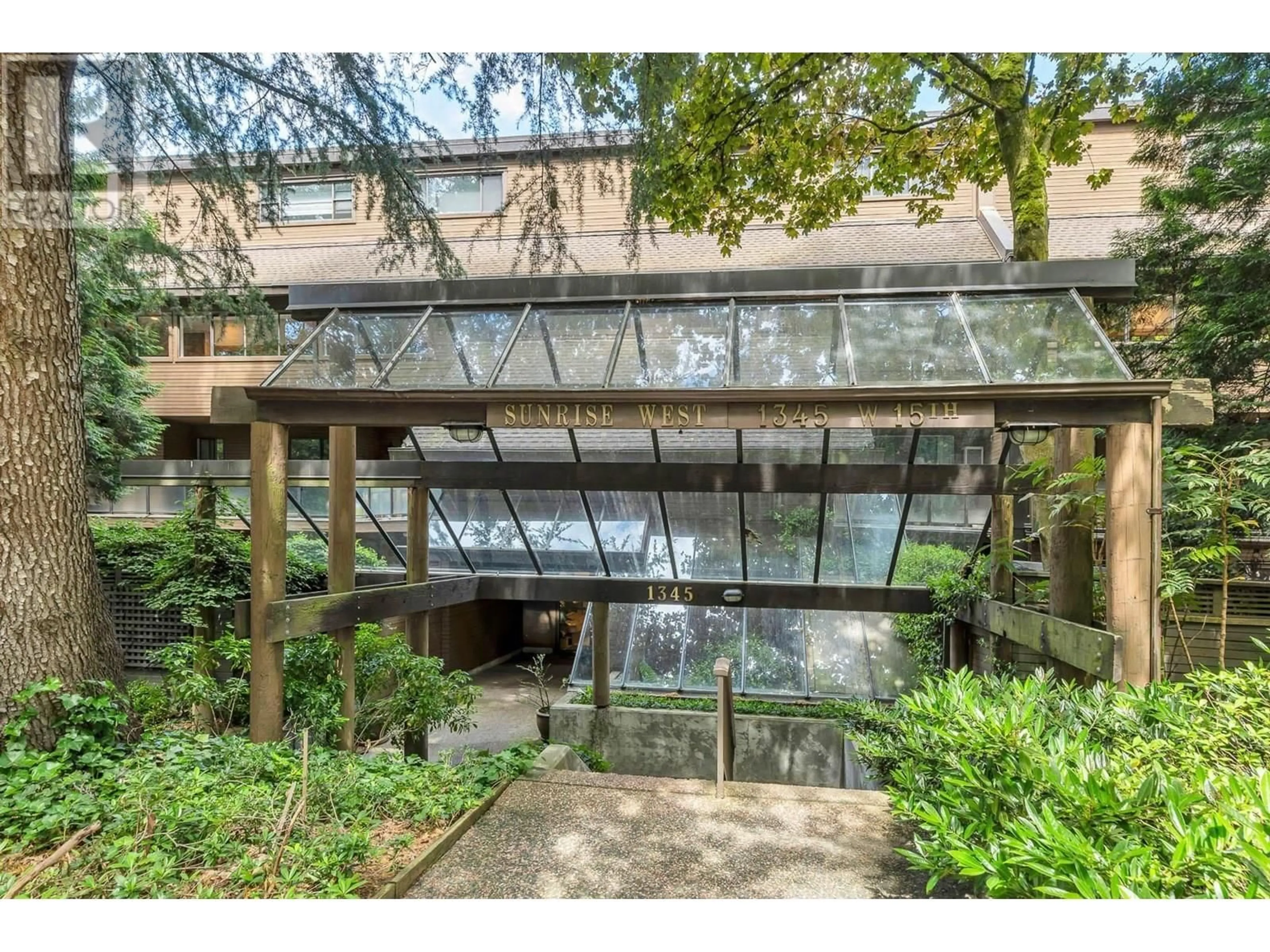 Indoor foyer for 306 - 1345 W 15TH AVENUE, Vancouver British Columbia V6H3R3