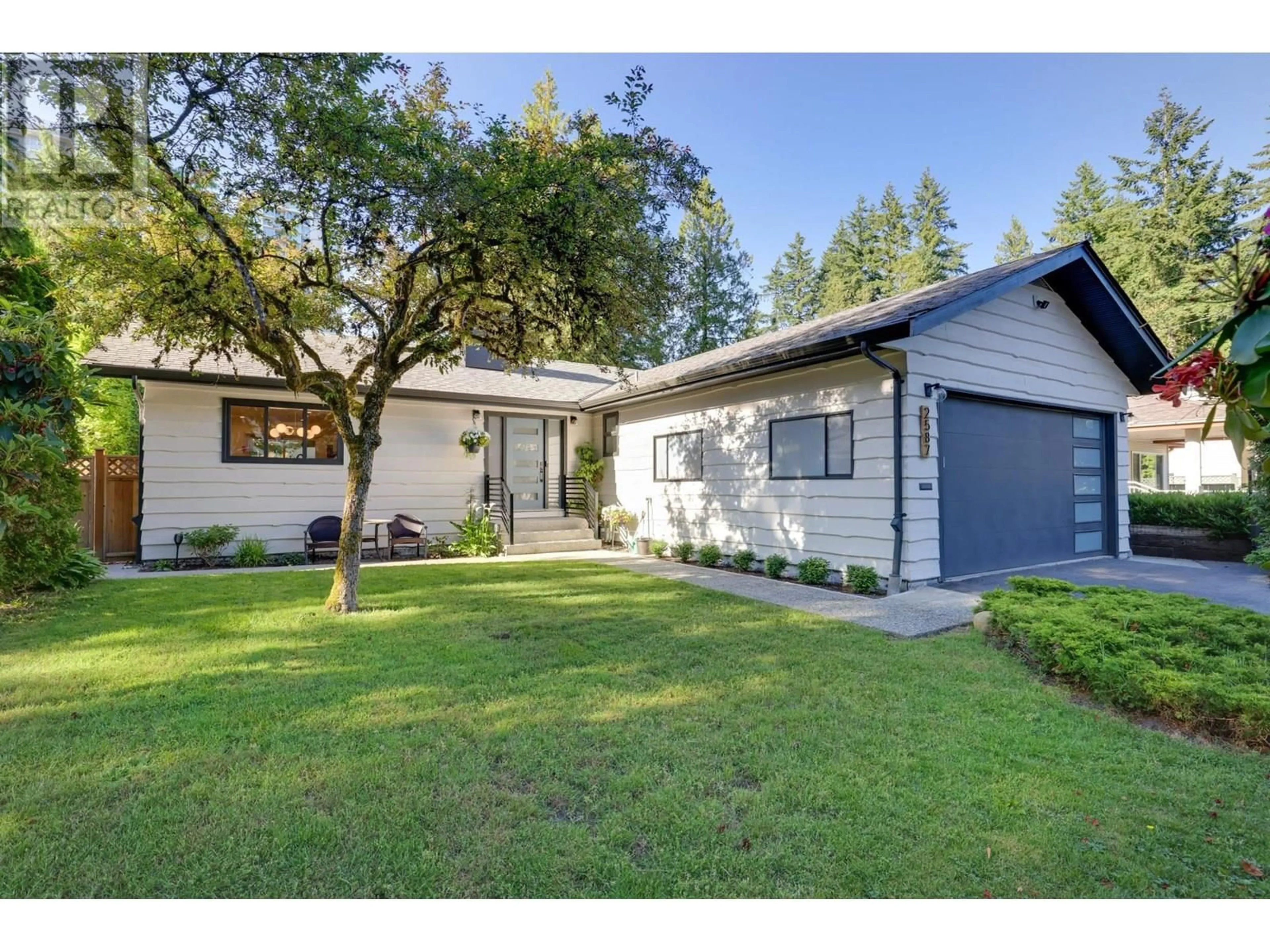 Home with vinyl exterior material, street for 2587 LARKIN AVENUE, Port Coquitlam British Columbia V3B2H8