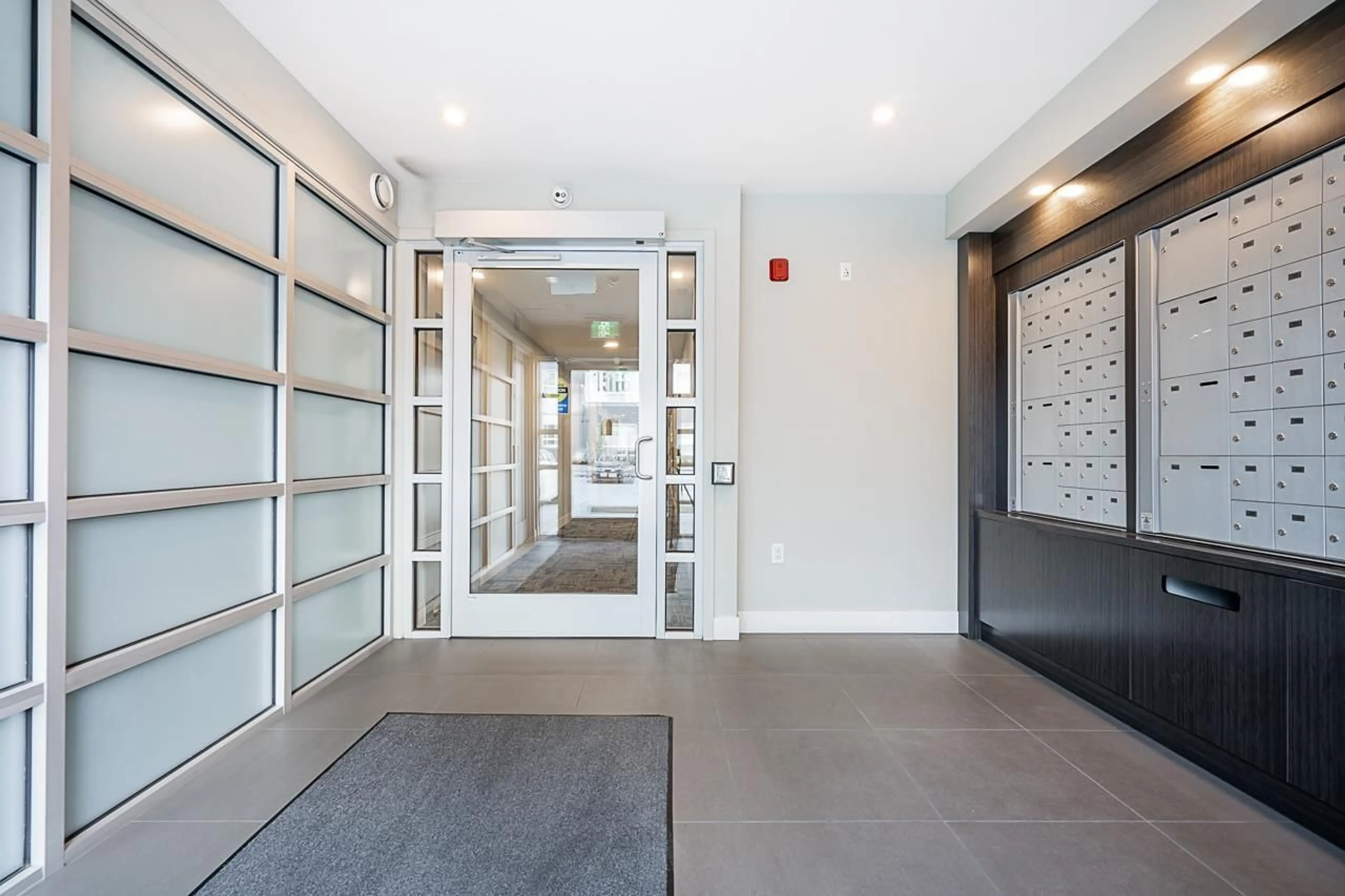 Indoor foyer for 111 - 1516 MCCALLUM, Abbotsford British Columbia V2S0L9