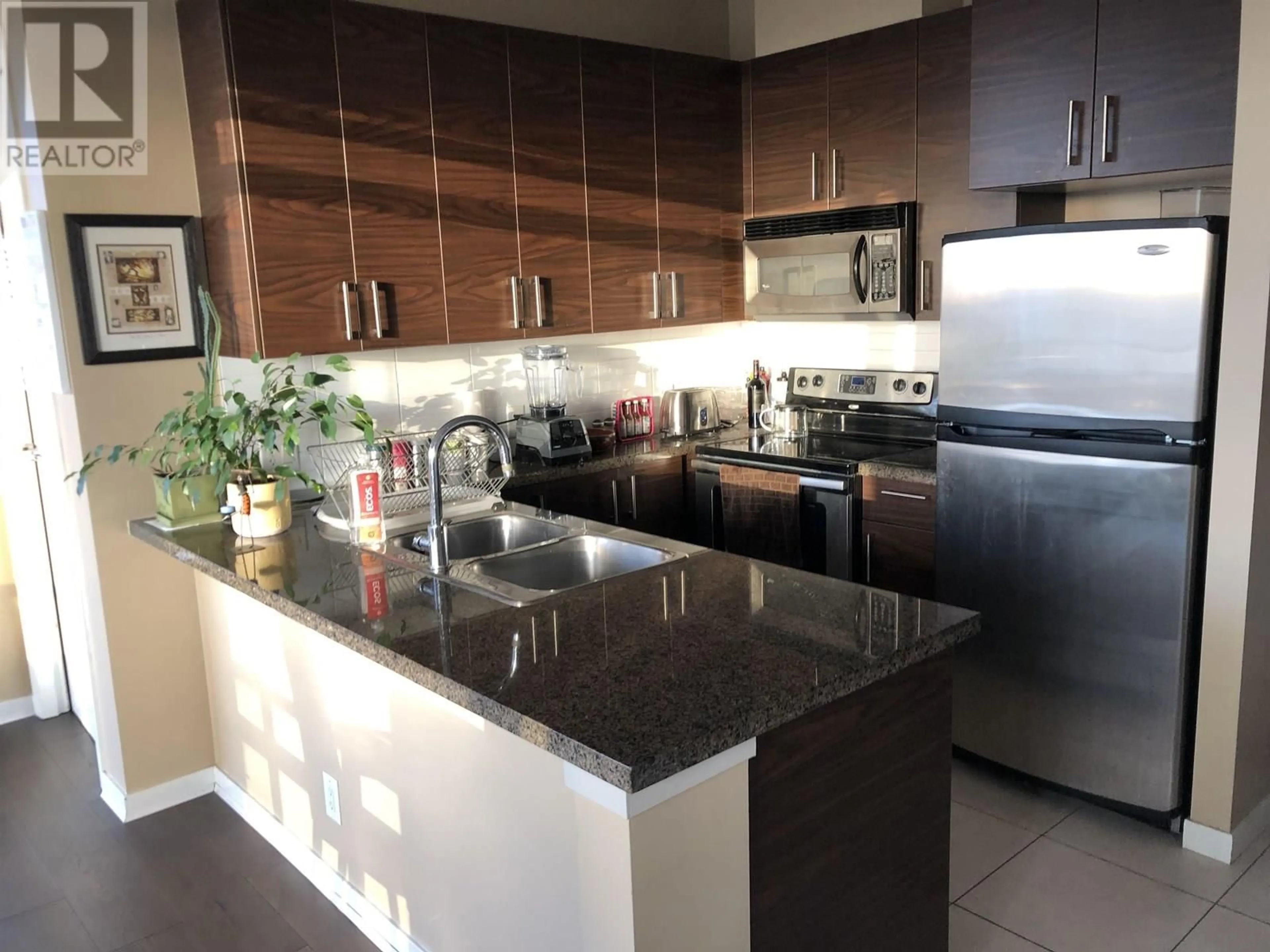 Open concept kitchen, ceramic/tile floor for 1604 - 2355 MADISON AVENUE, Burnaby British Columbia V5C0B3