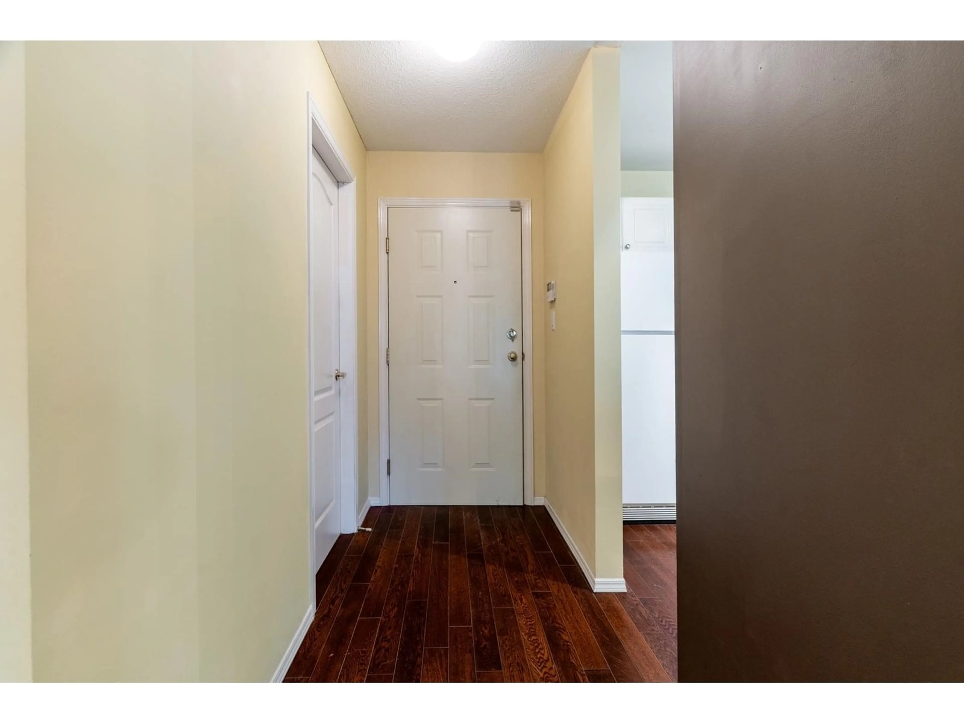 Indoor entryway for 114 - 15150 108, Surrey British Columbia V3R0V1