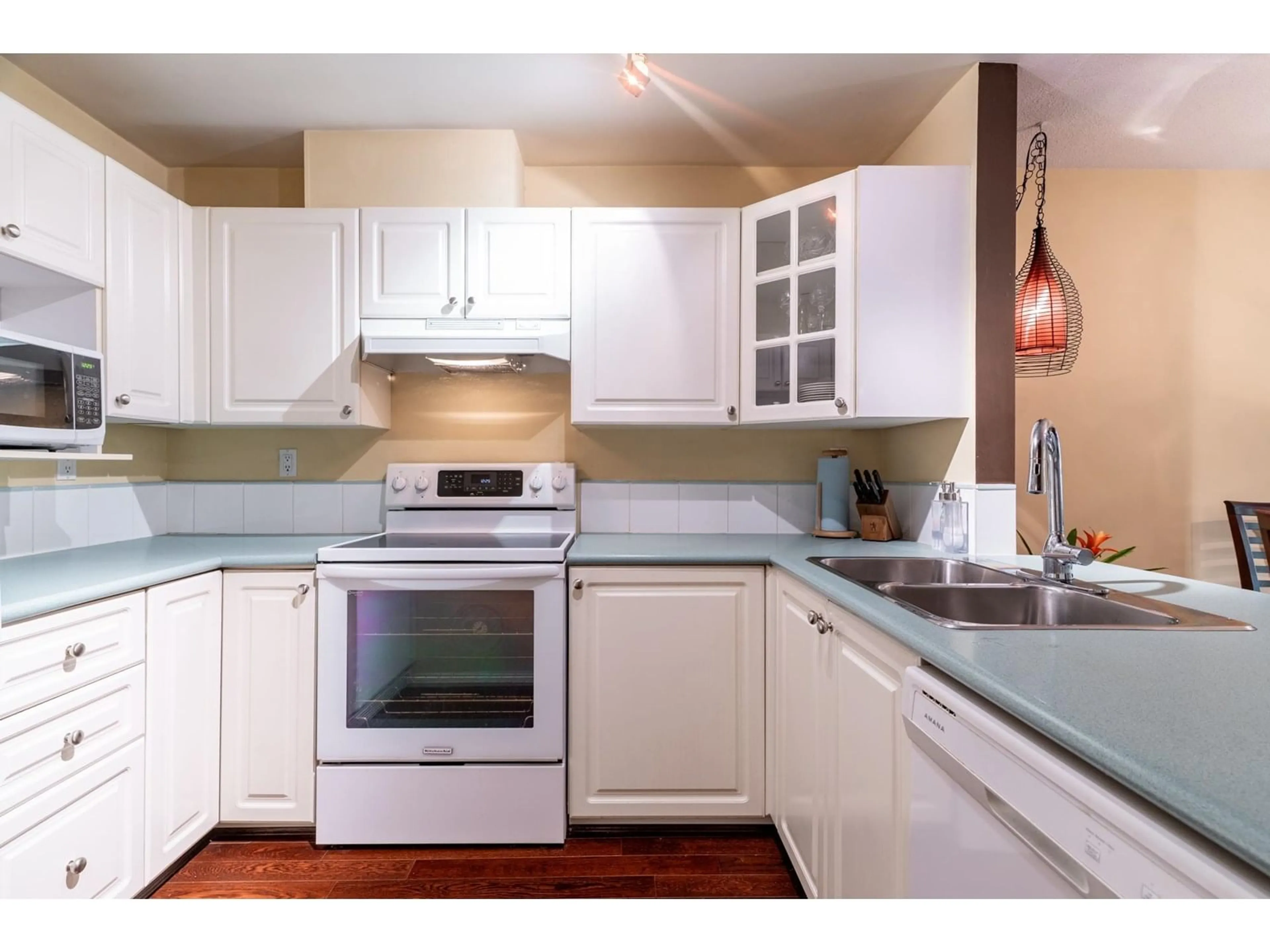 Standard kitchen, unknown for 114 - 15150 108, Surrey British Columbia V3R0V1