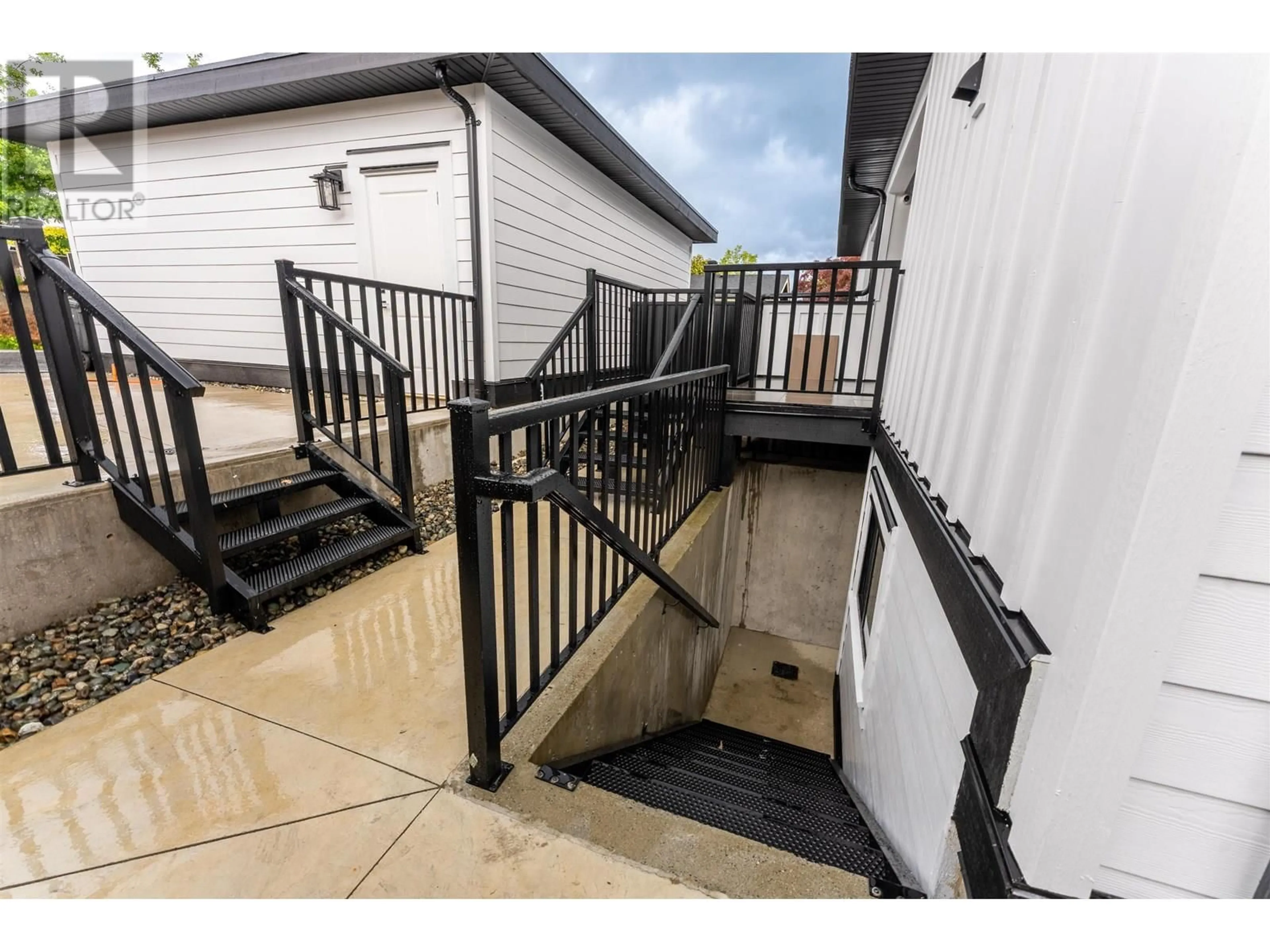 Stairs for 4917 VENABLES STREET, Burnaby British Columbia V5B1X8