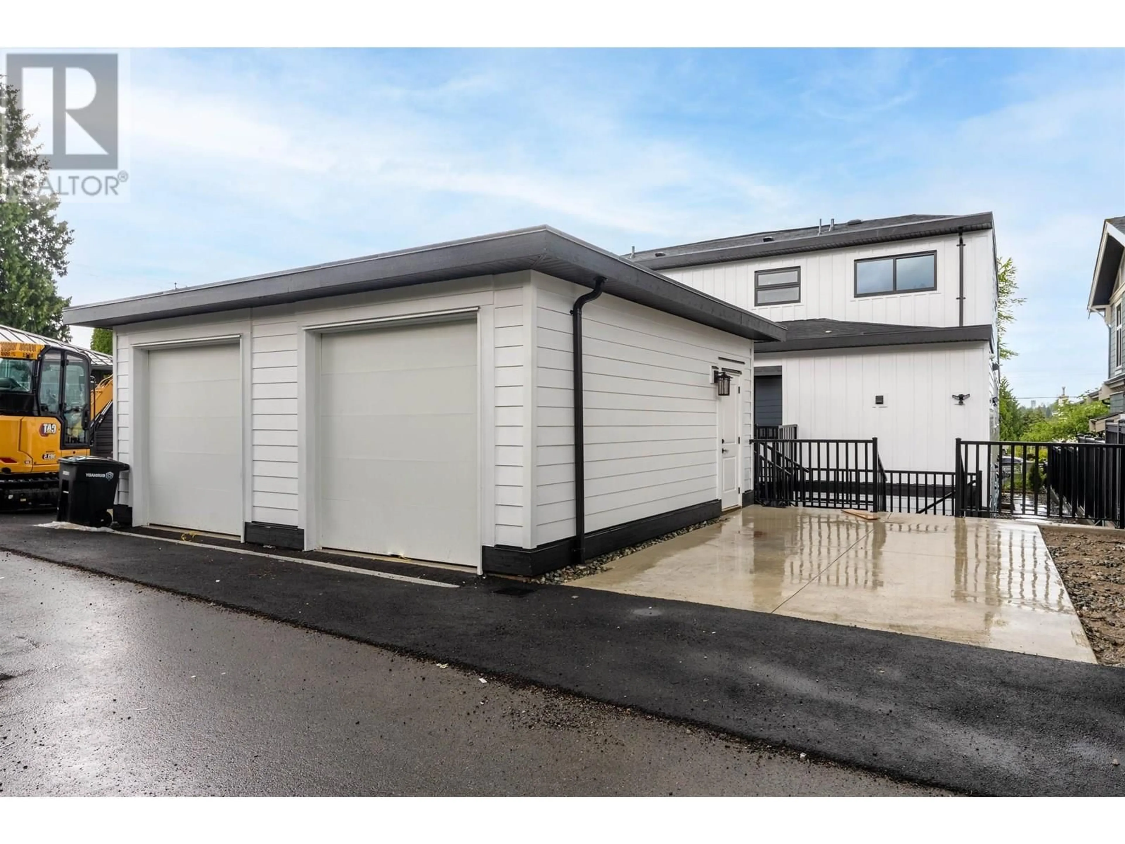 Indoor garage for 4917 VENABLES STREET, Burnaby British Columbia V5B1X8