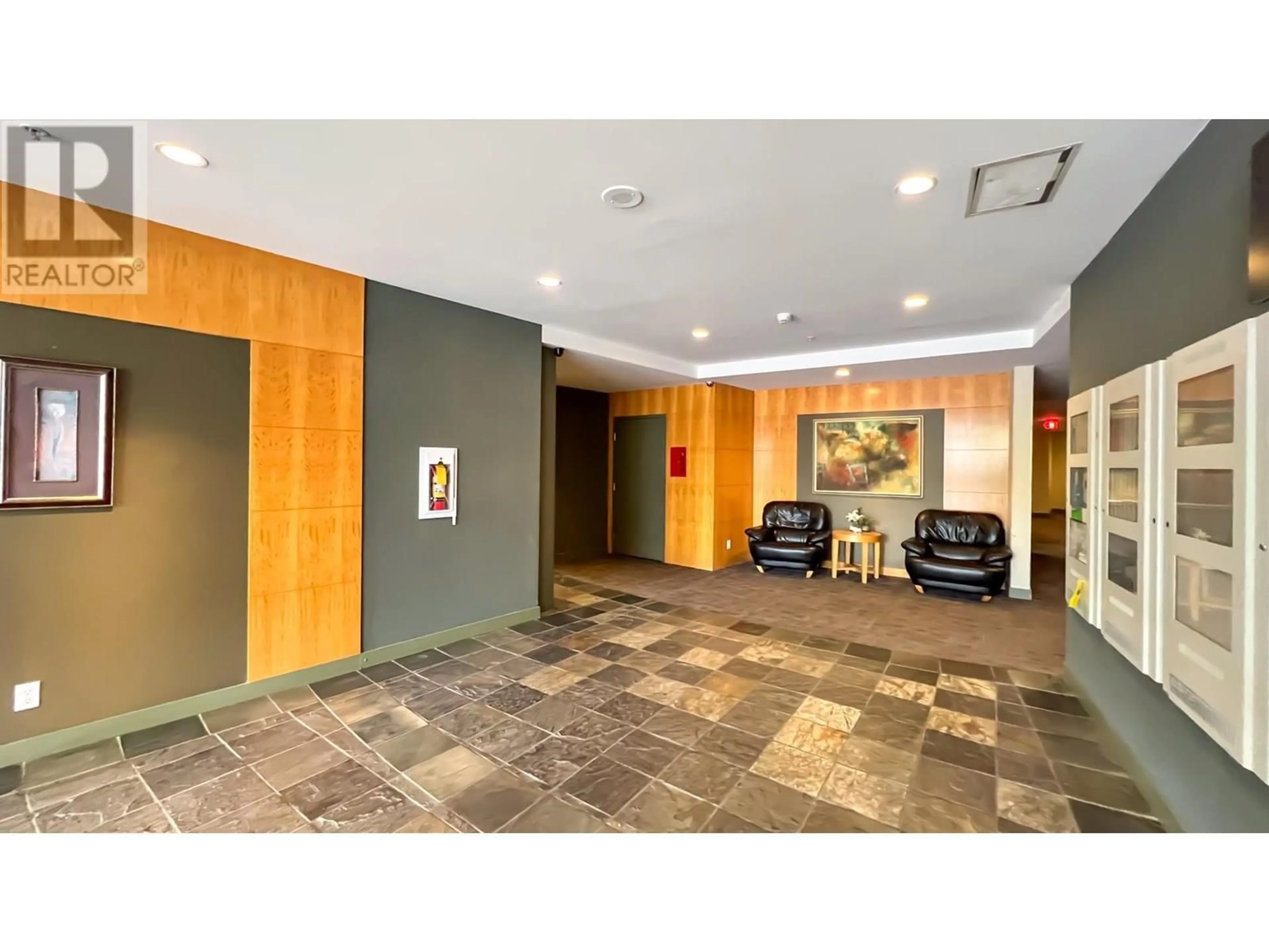 Indoor foyer for 1305 - 8180 GRANVILLE AVENUE, Richmond British Columbia V6Y4G1