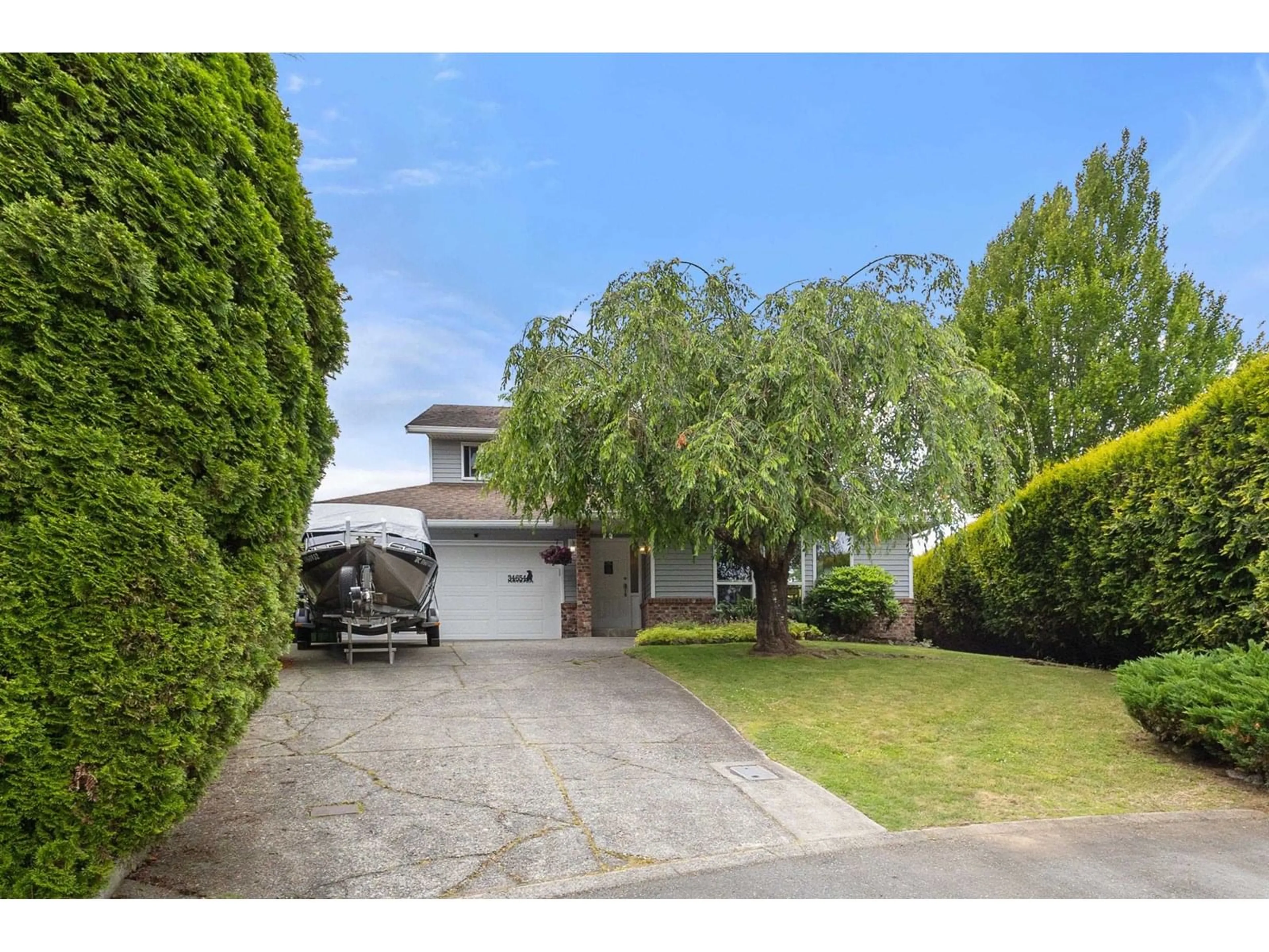 A pic from outside/outdoor area/front of a property/back of a property/a pic from drone, street for 34654 DUNSMUIR, Abbotsford British Columbia V2S6G4