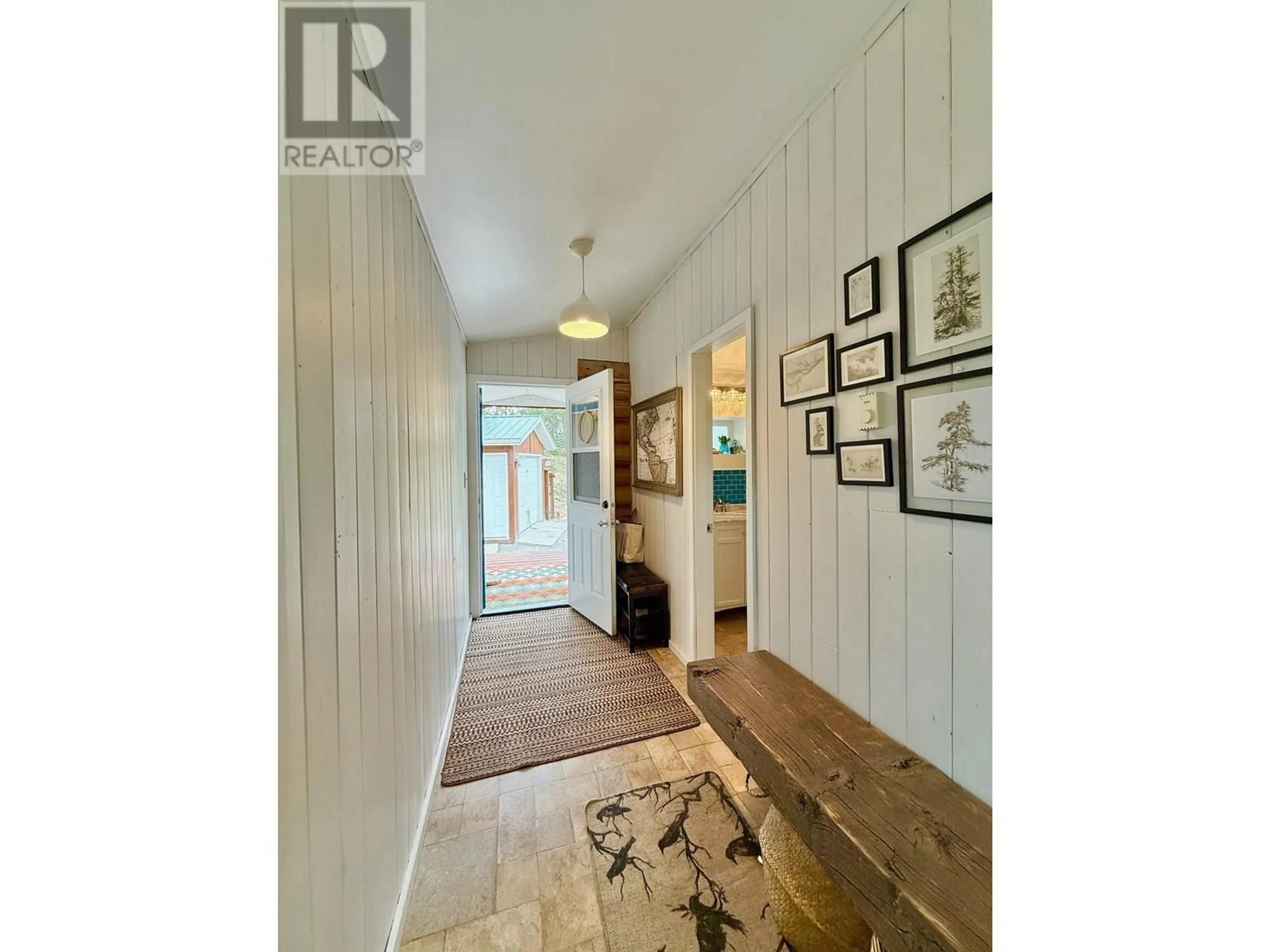 Indoor foyer for 16465 CHILCOTIN 20 HIGHWAY, Williams Lake British Columbia V0L1V0