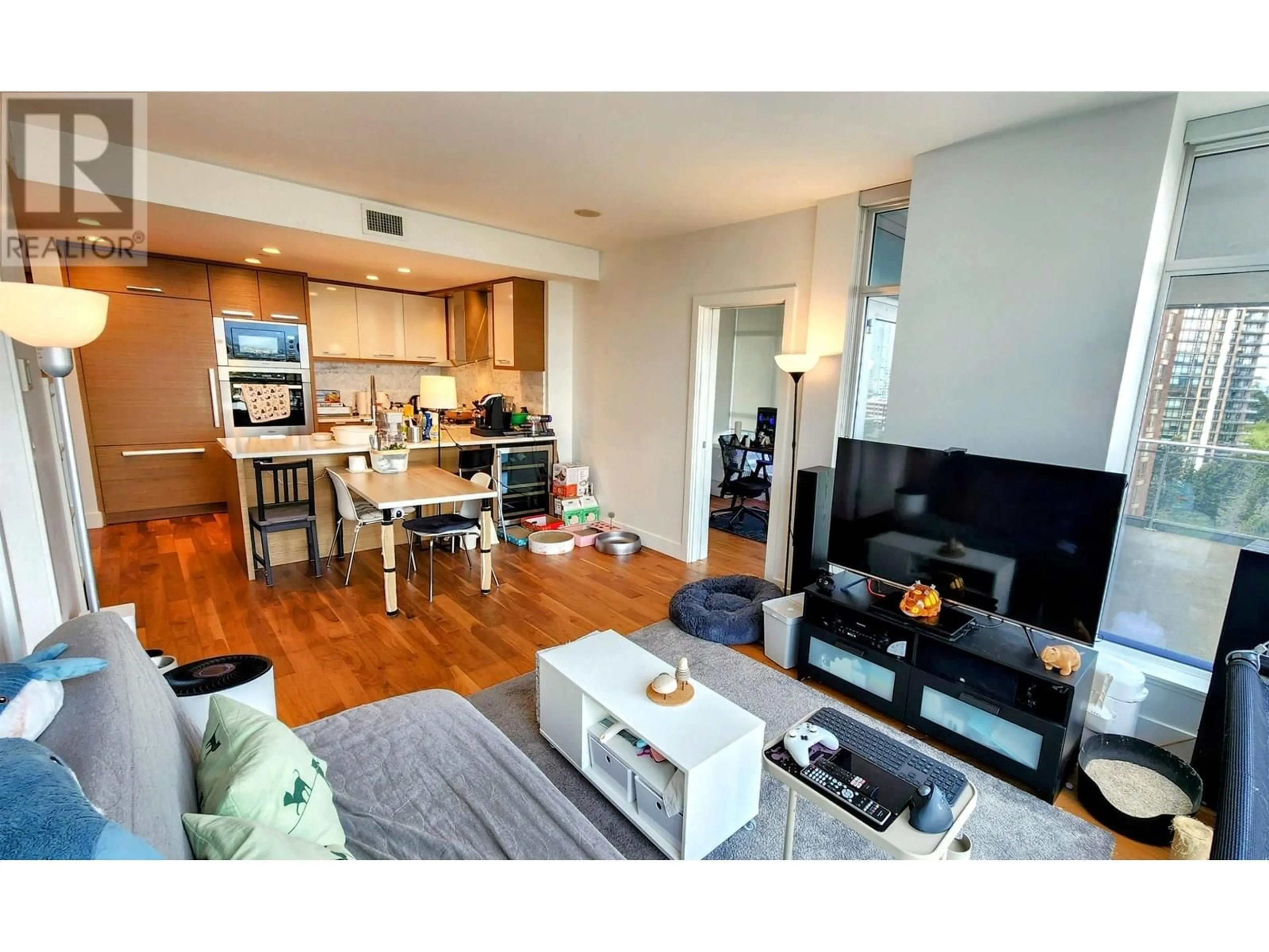 Living room with furniture, wood/laminate floor for 902 - 4360 BERESFORD STREET, Burnaby British Columbia V5H0G2