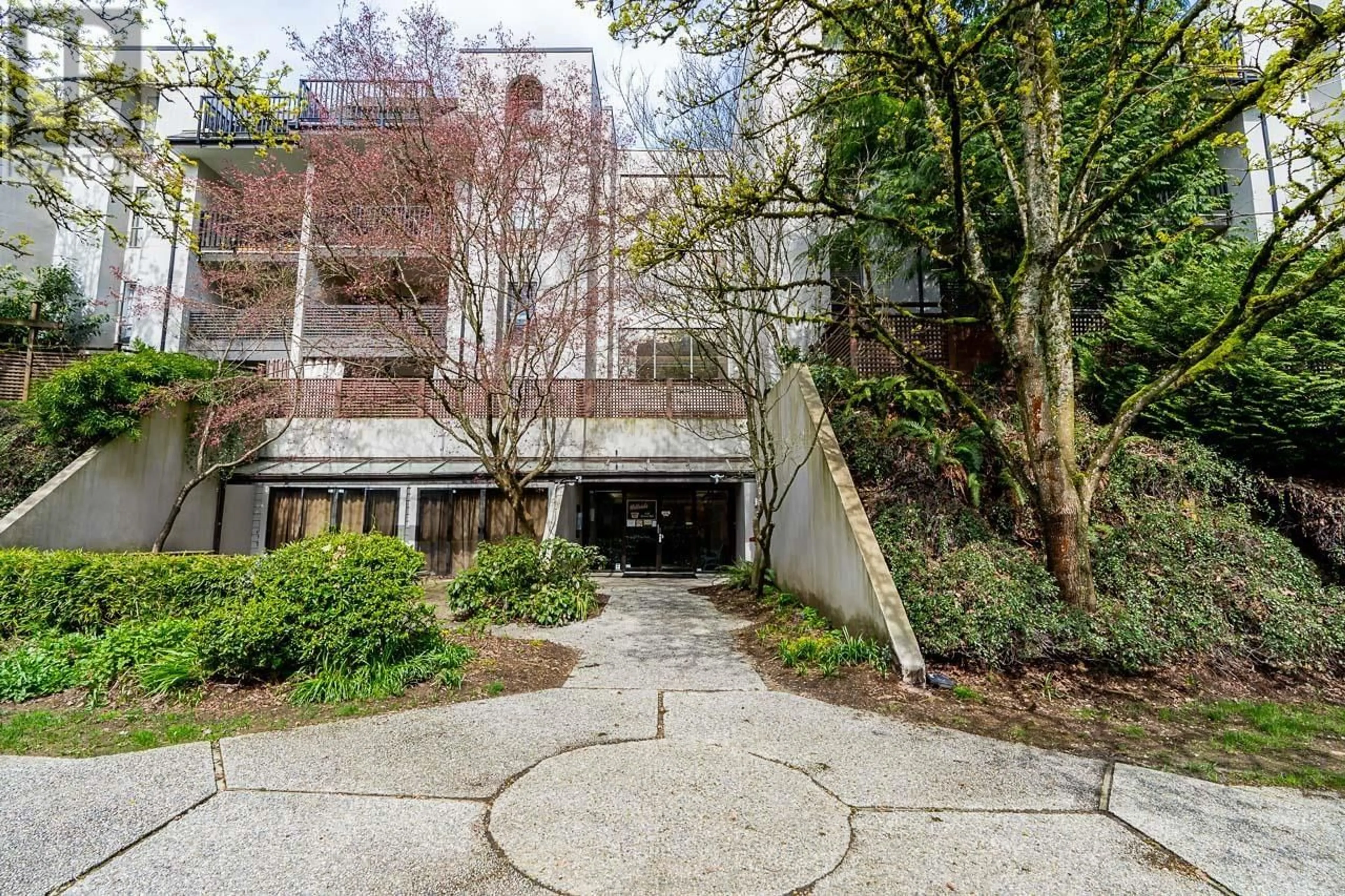 Patio, unknown for 402 - 1945 WOODWAY PLACE, Burnaby British Columbia V5B4S4