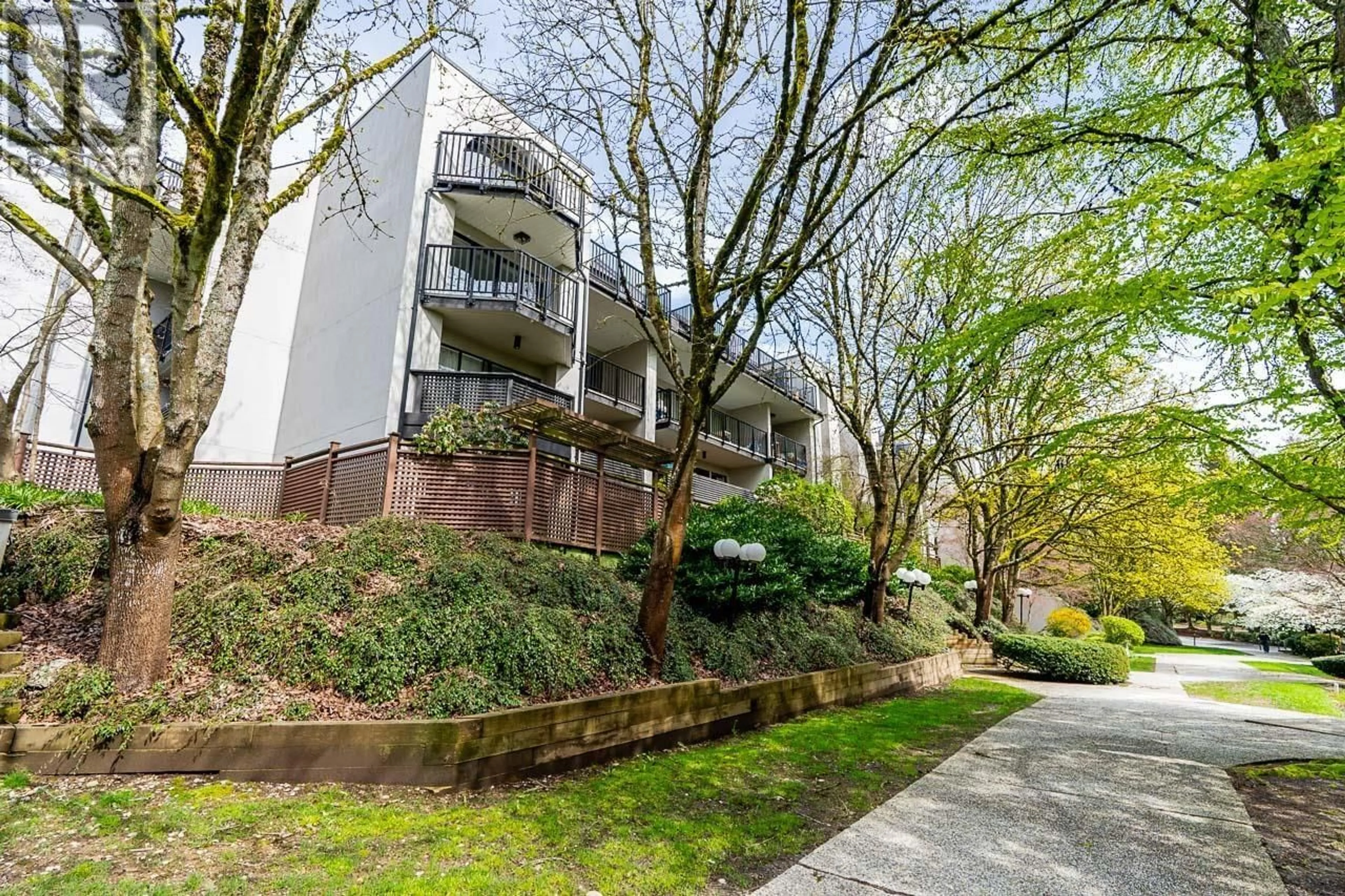 Unknown for 402 - 1945 WOODWAY PLACE, Burnaby British Columbia V5B4S4