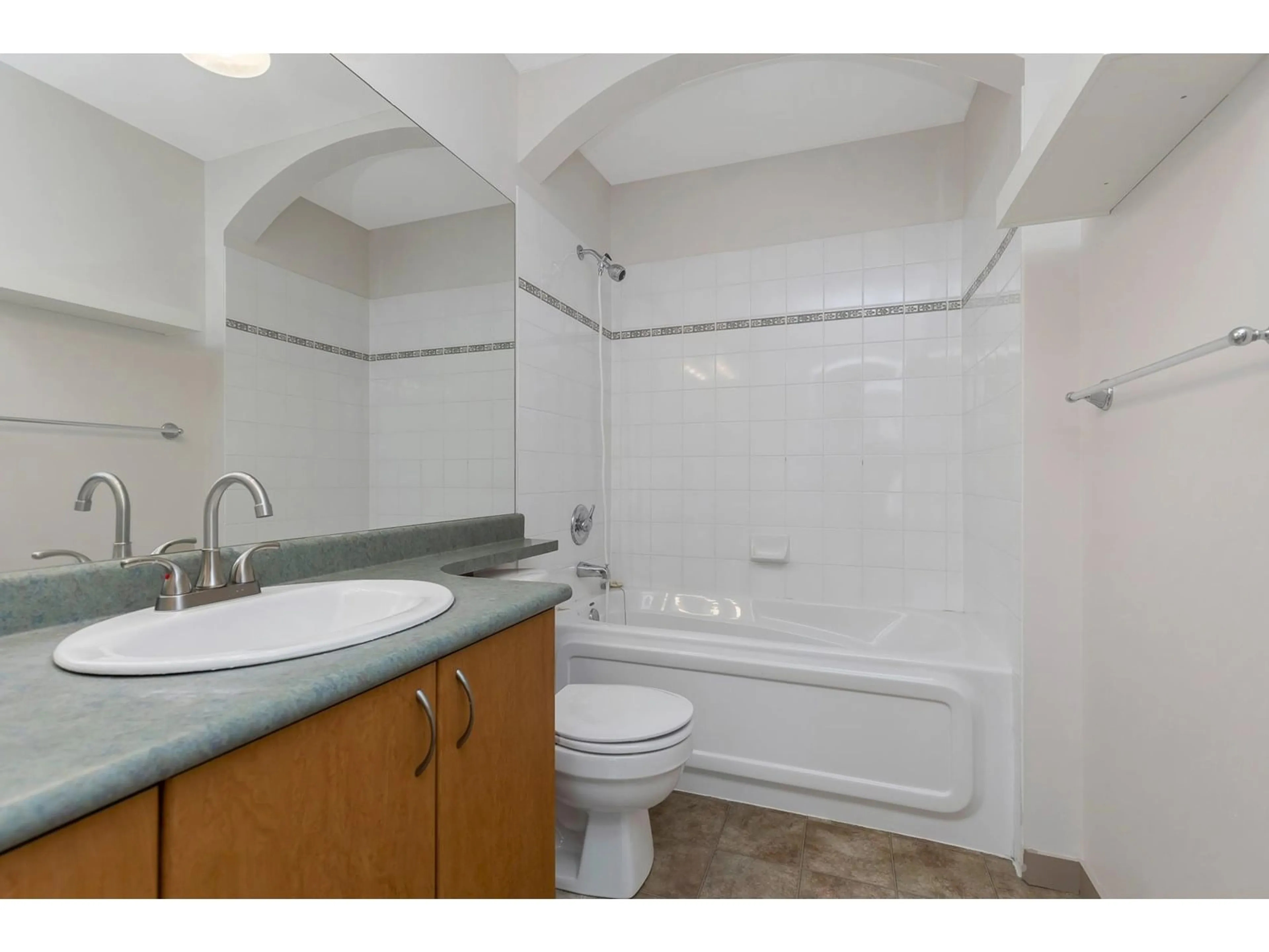 Standard bathroom, unknown for 207 - 33485 SOUTH FRASER, Abbotsford British Columbia V2S8P9