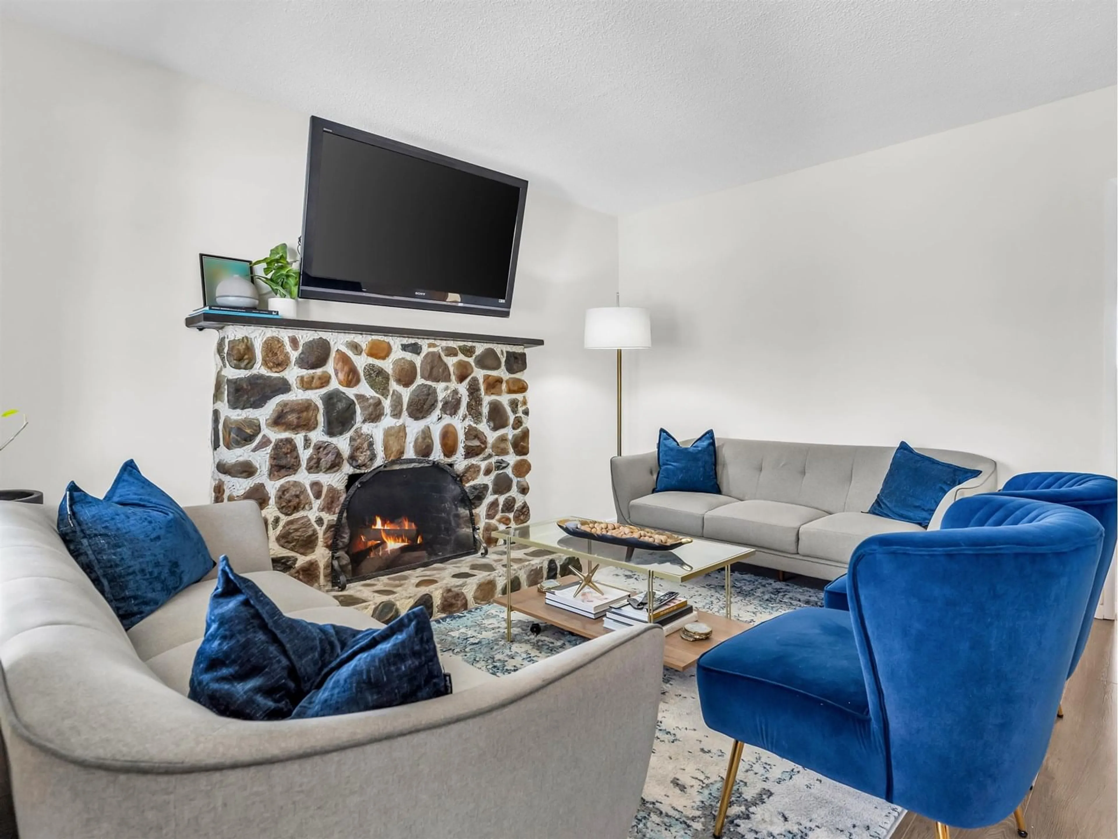 Living room with furniture, unknown for 18 - 13640 84, Surrey British Columbia V3W0T6