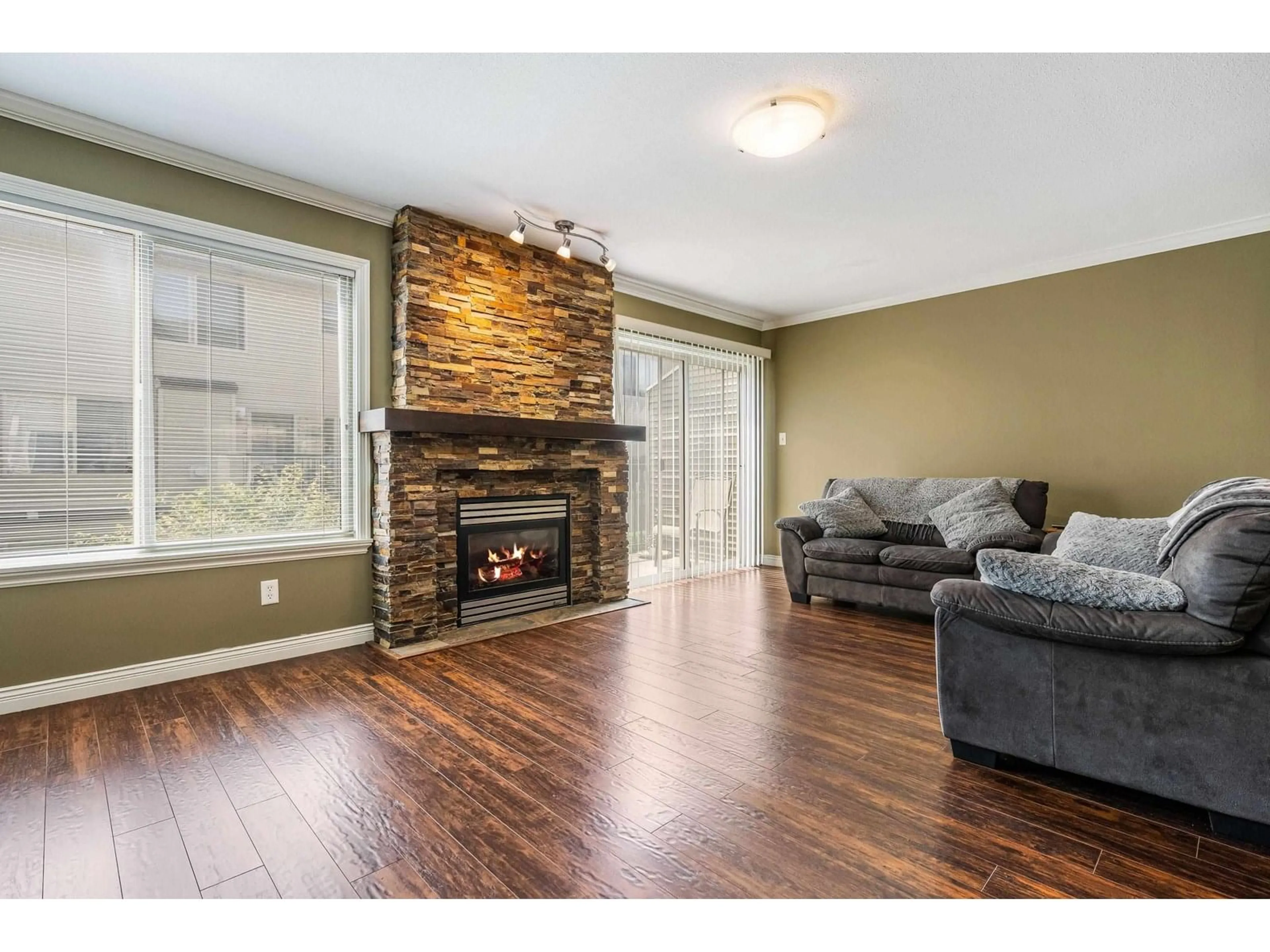 Living room with furniture, wood/laminate floor for 66 - 5556 PEACH ROAD, Chilliwack British Columbia V2R5X4