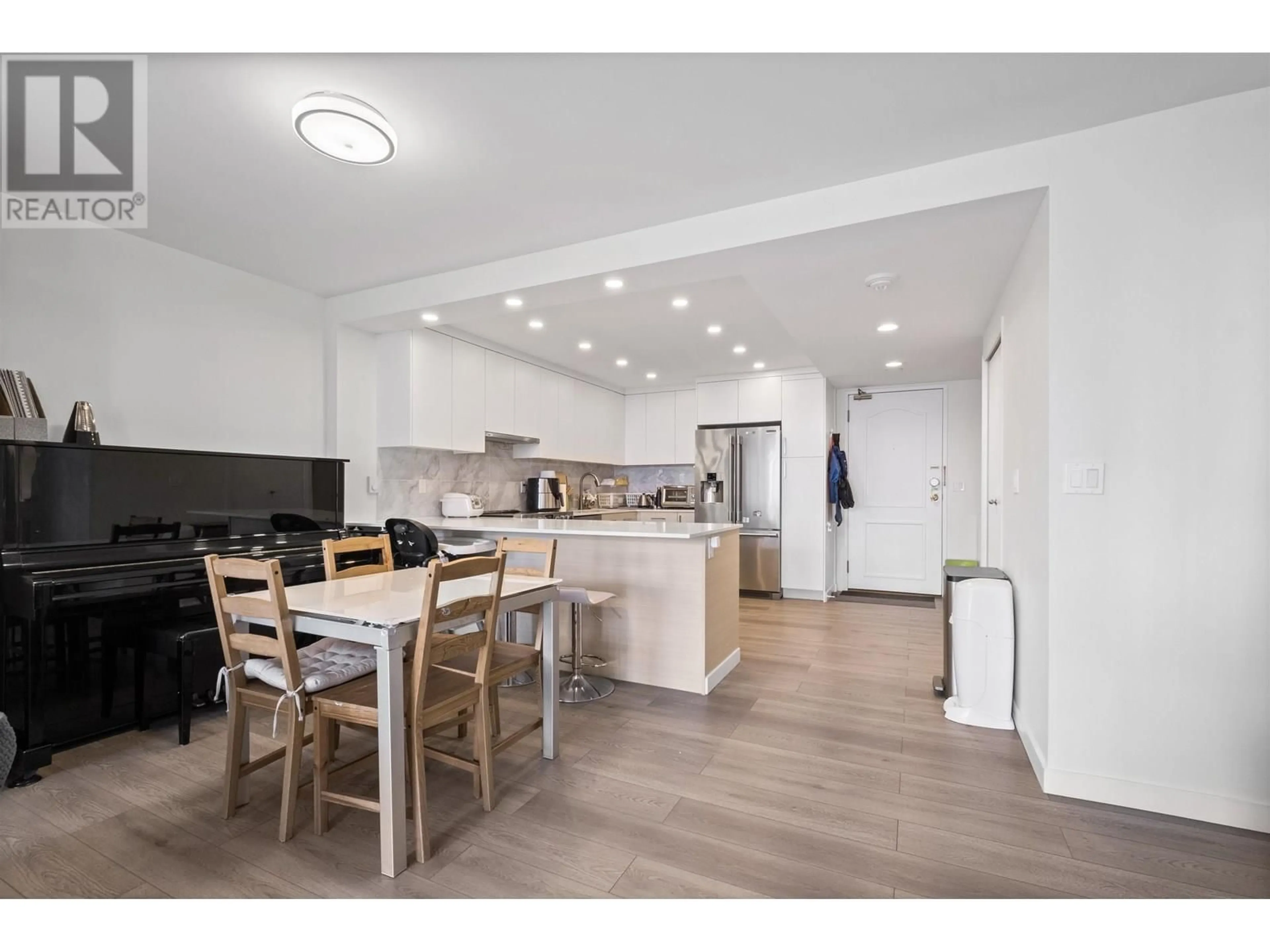 Open concept kitchen, wood/laminate floor for 1404 - 4350 BERESFORD STREET, Burnaby British Columbia V5H4K9