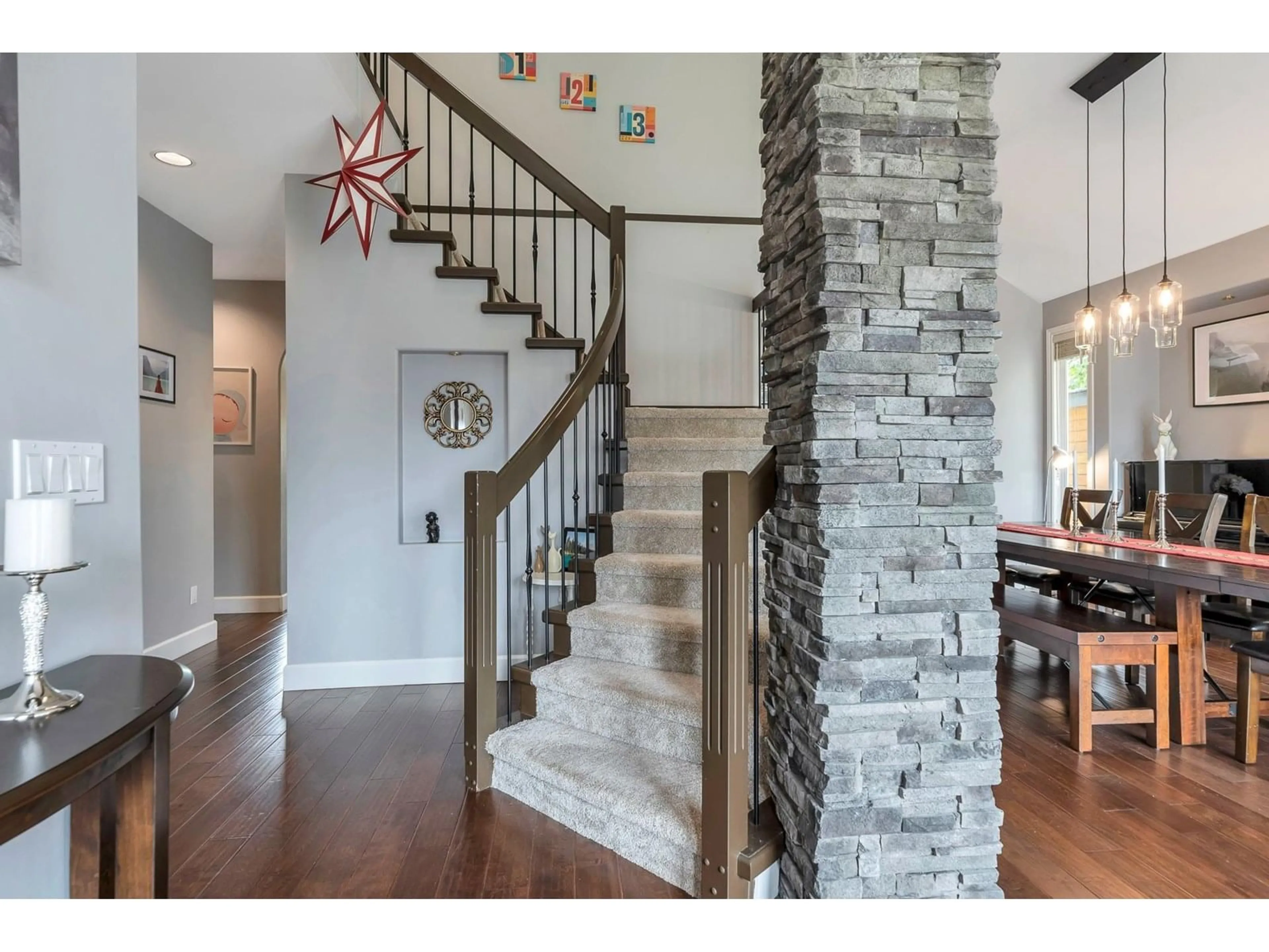 Indoor entryway for 16441 GLENSIDE, Surrey British Columbia V4N1V6