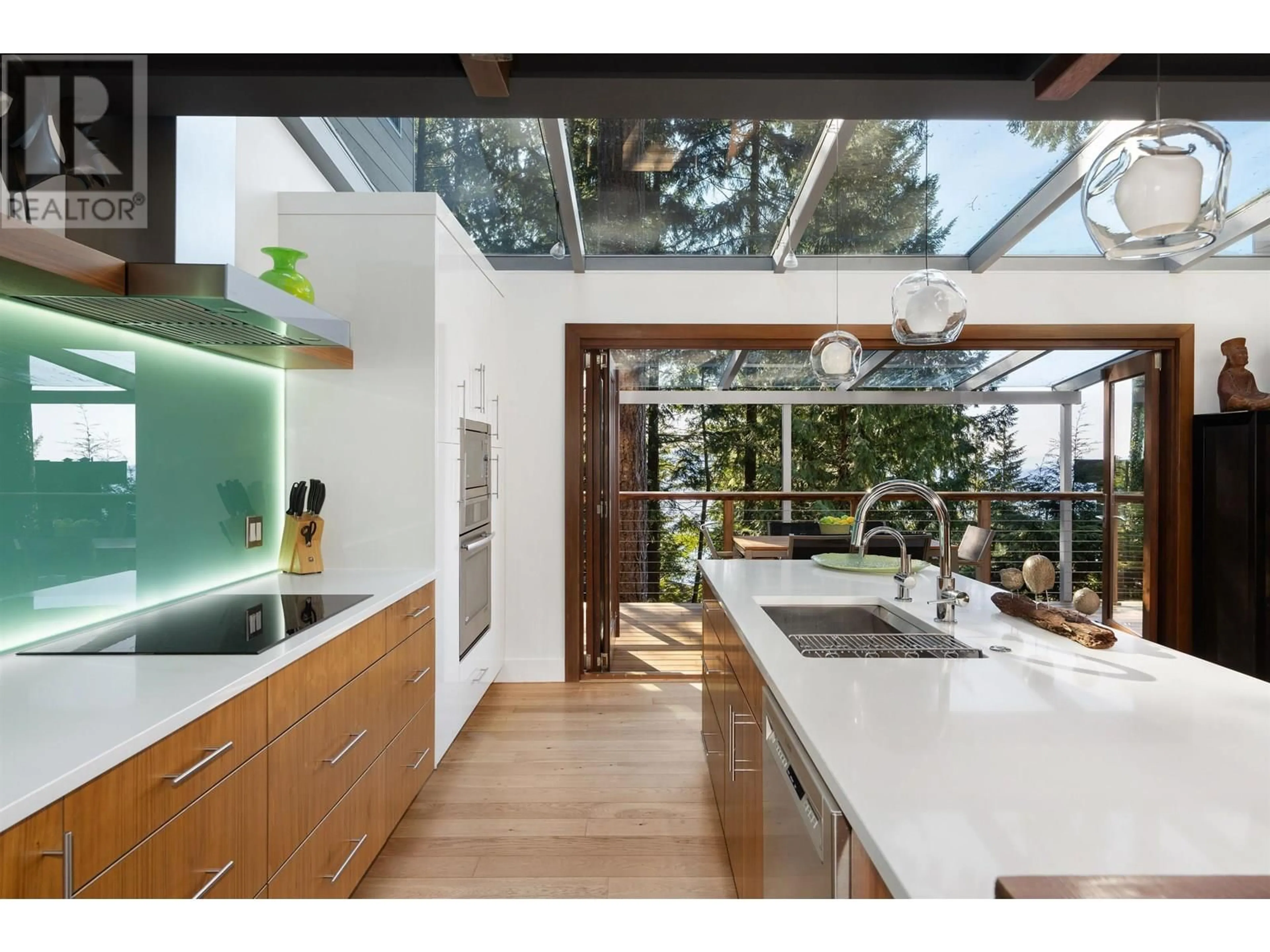 Contemporary kitchen, unknown for 170 SUNSET DRIVE, Lions Bay British Columbia V0N2E0