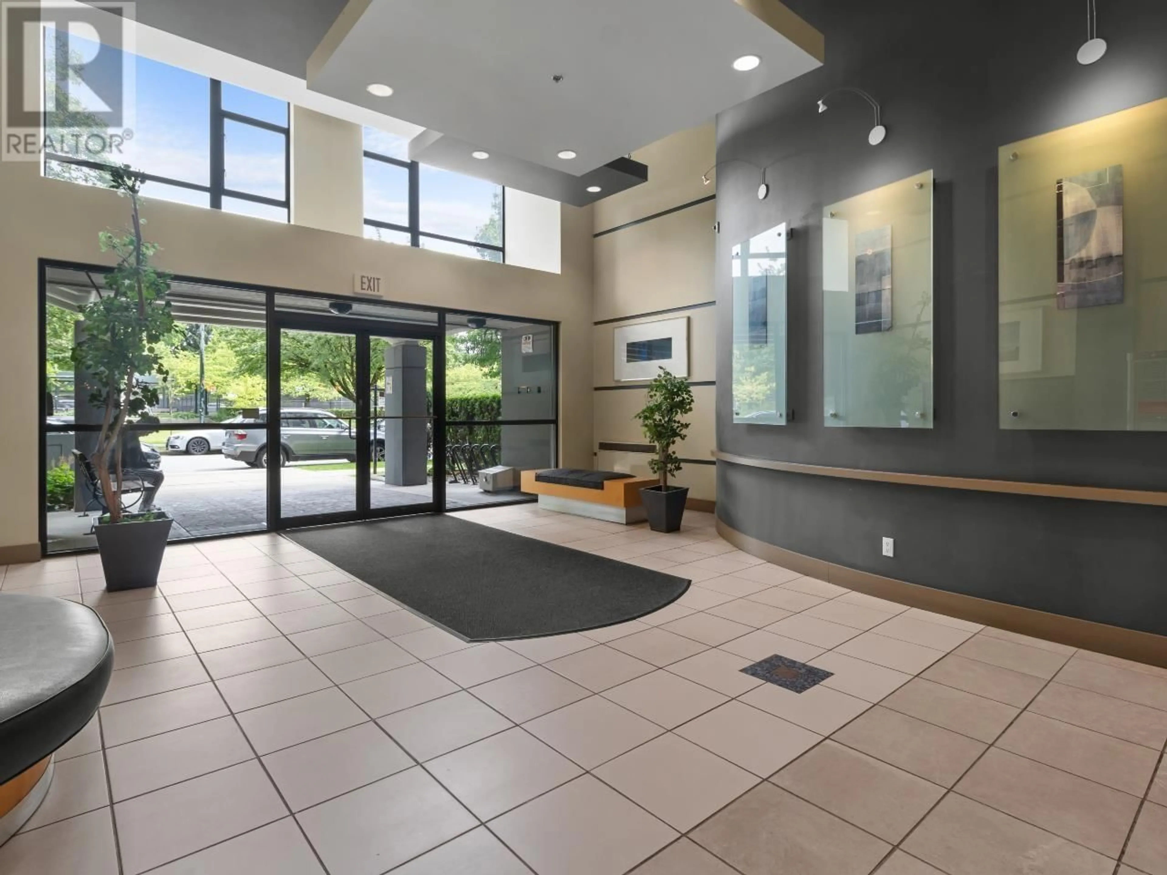 Indoor foyer for 810 - 3520 CROWLEY DRIVE, Vancouver British Columbia V5R6G9