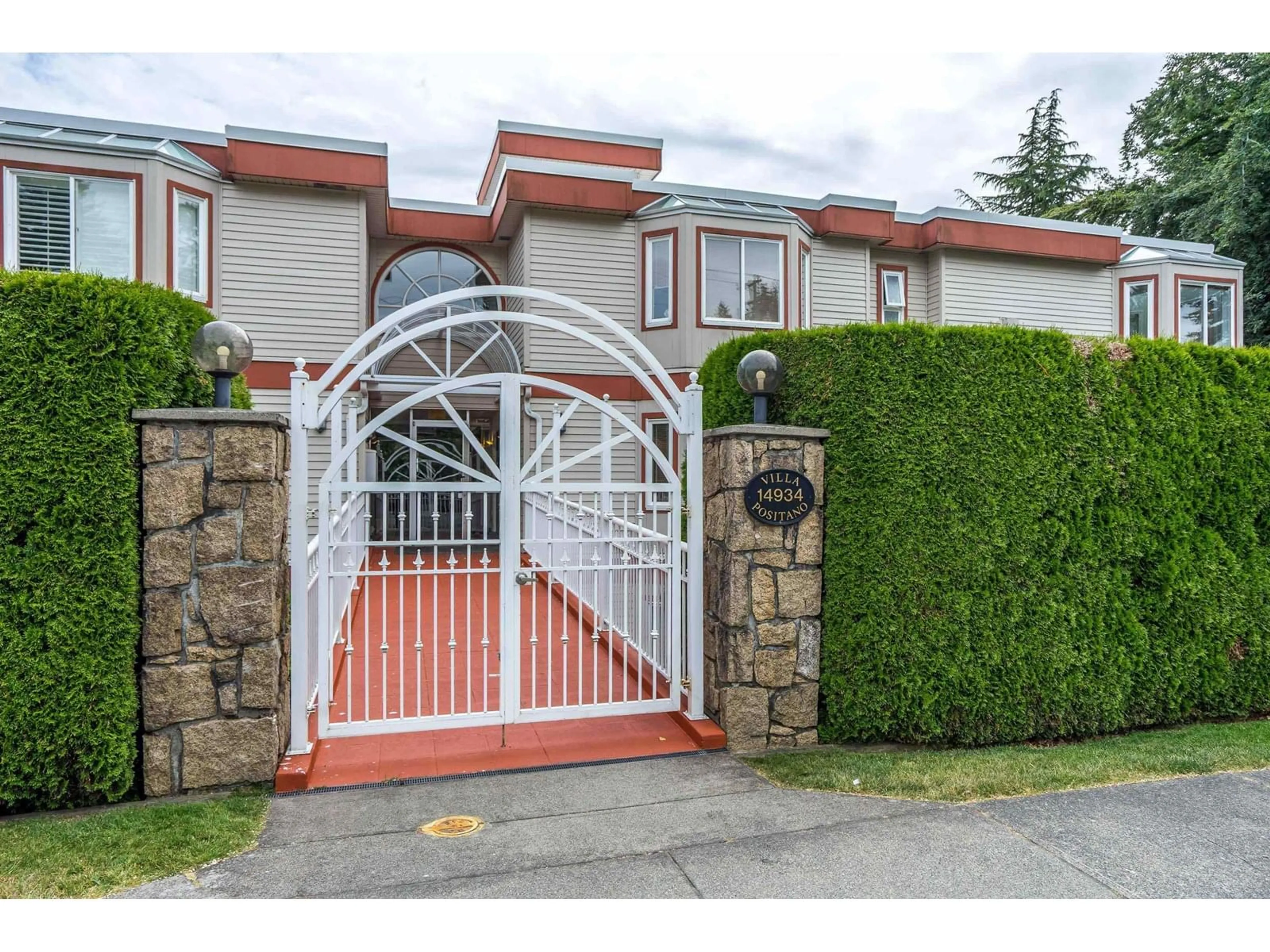 Indoor entryway for 201 - 14934 THRIFT, White Rock British Columbia V4B2J9