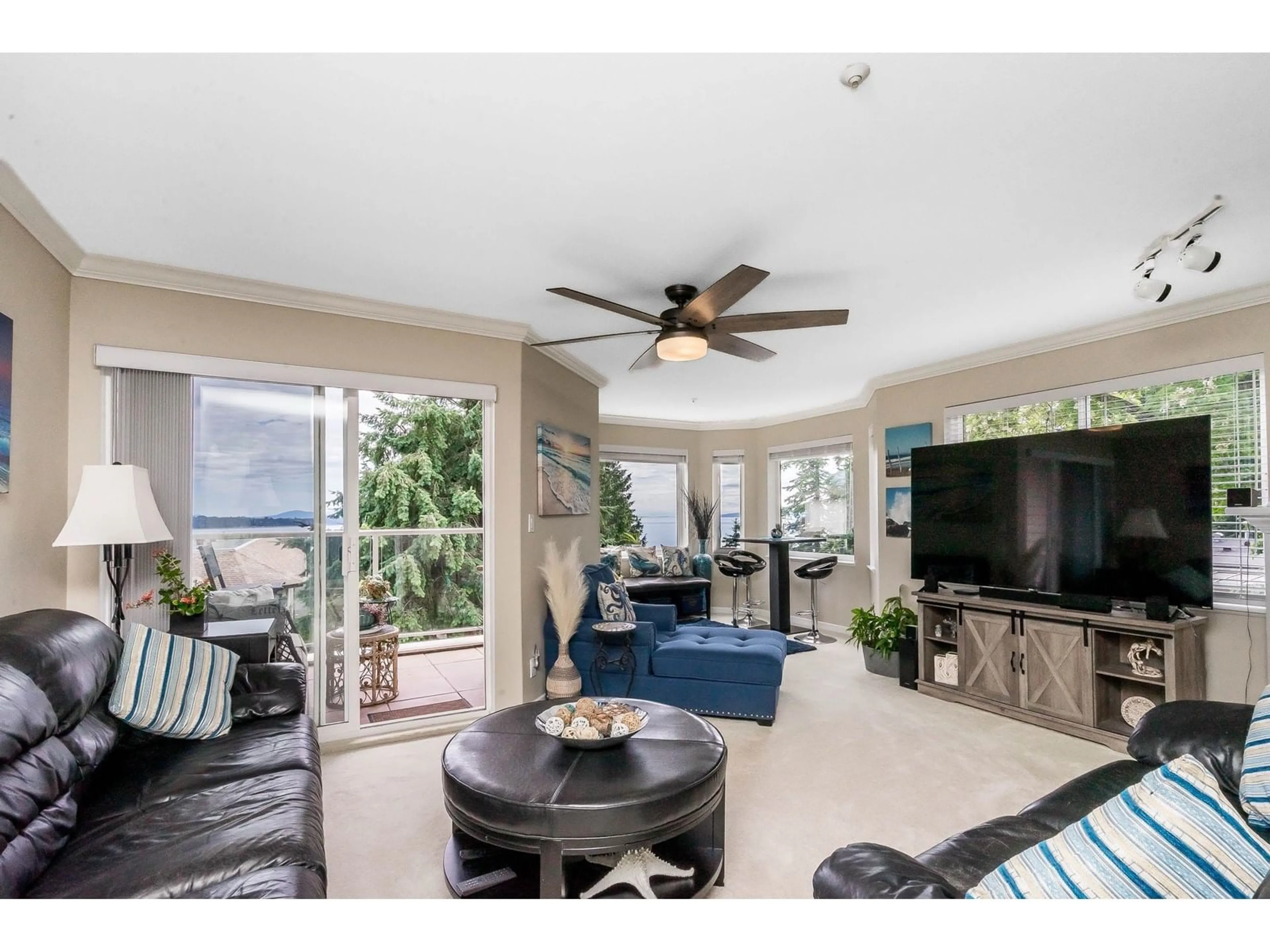 Living room with furniture, ceramic/tile floor for 201 - 14934 THRIFT, White Rock British Columbia V4B2J9