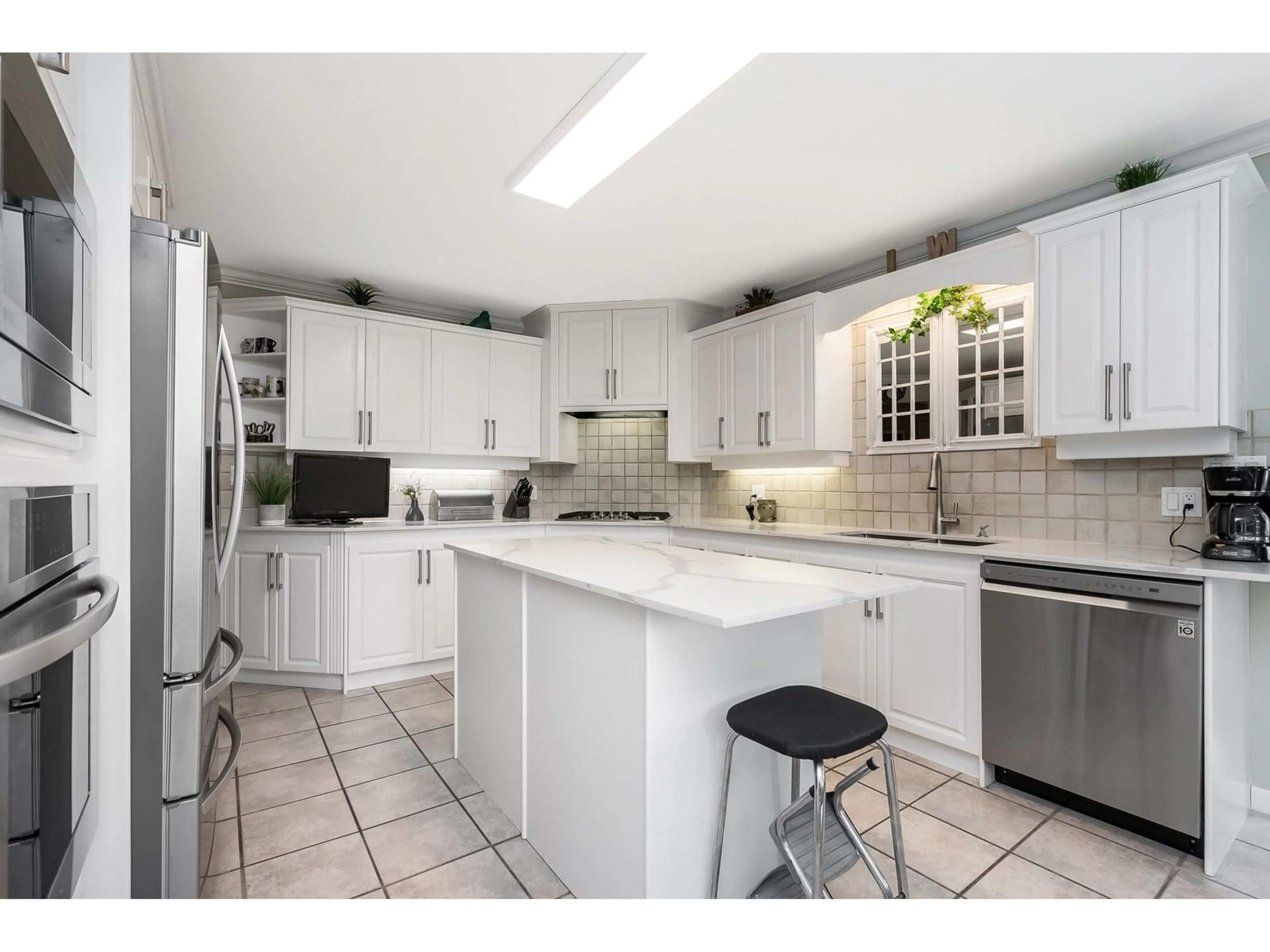 Open concept kitchen, ceramic/tile floor for 201 - 14934 THRIFT, White Rock British Columbia V4B2J9
